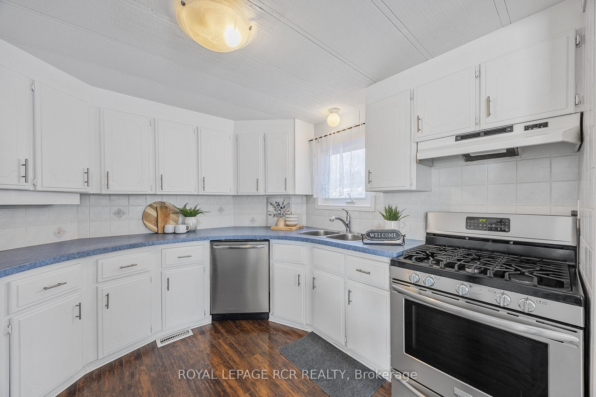 4 Linden Lane, Innisfil, ON - Indoor Photo Showing Kitchen With Stainless Steel Kitchen With Double Sink