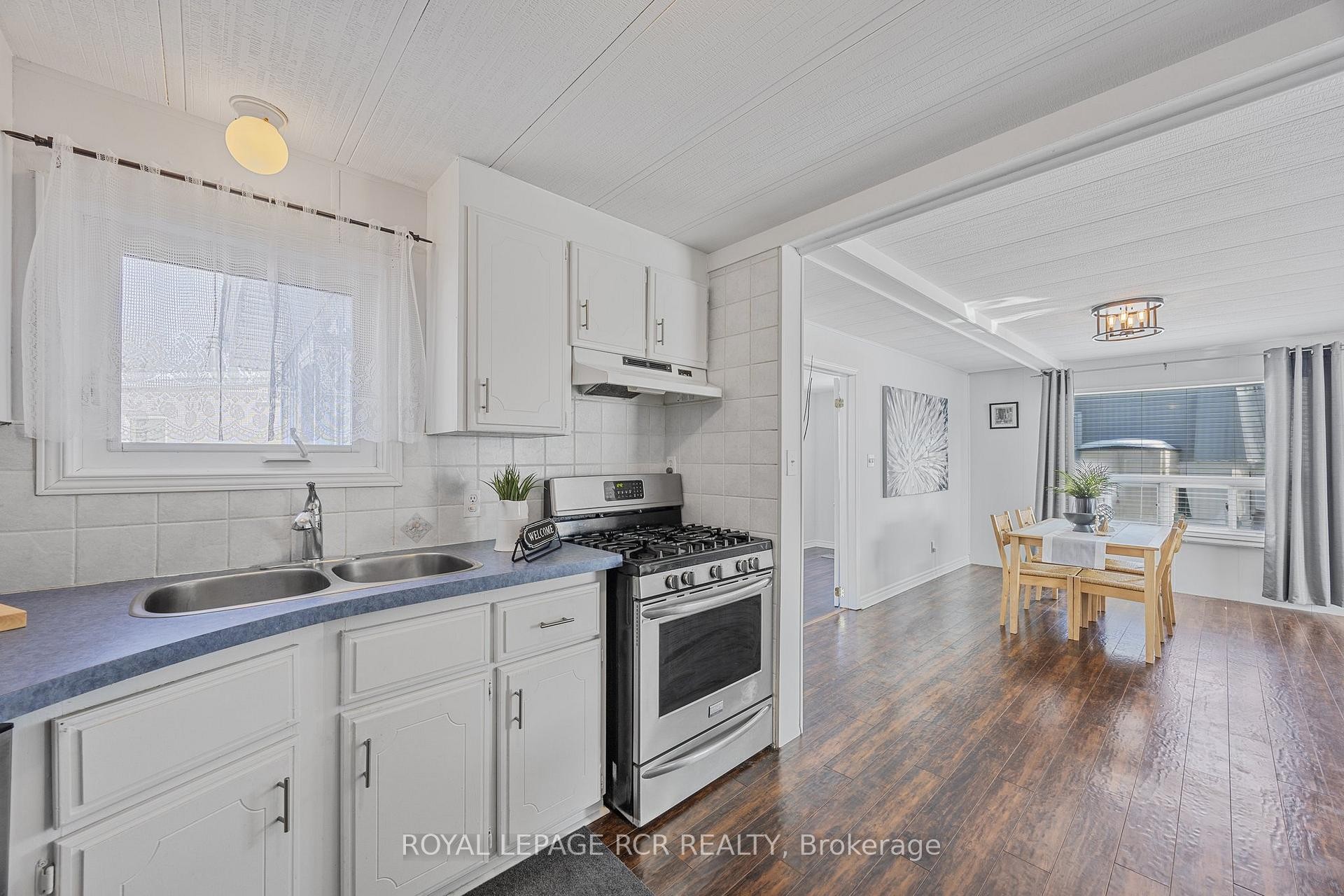 4 Linden Lane, Innisfil, ON - Indoor Photo Showing Kitchen With Double Sink