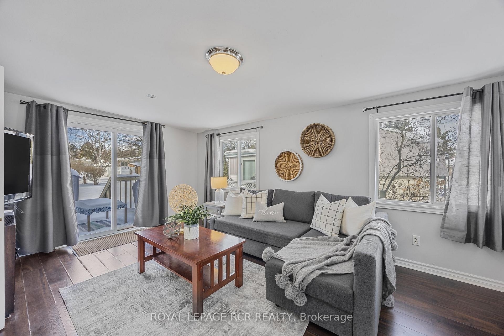 4 Linden Lane, Innisfil, ON - Indoor Photo Showing Living Room