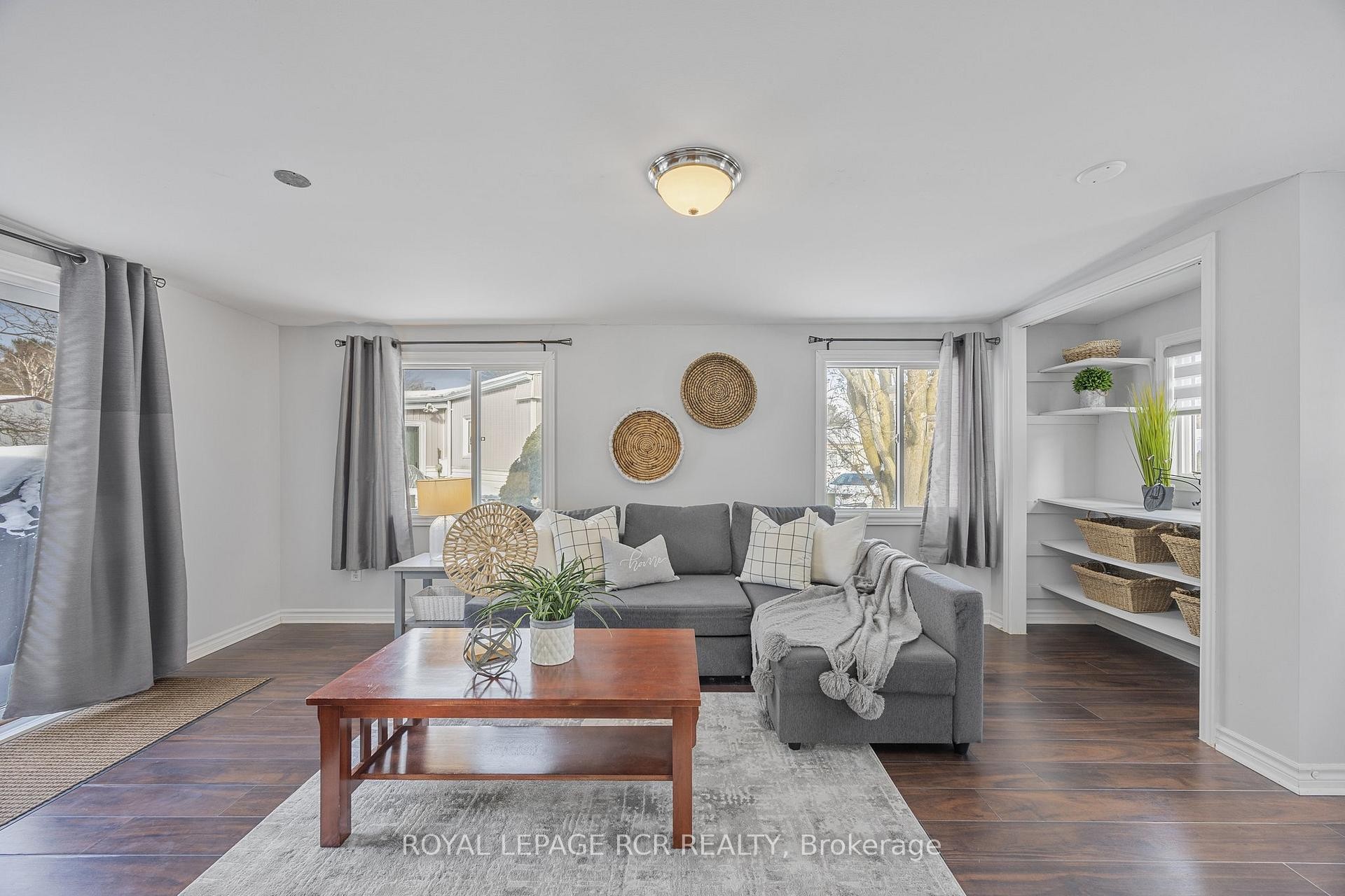 4 Linden Lane, Innisfil, ON - Indoor Photo Showing Living Room