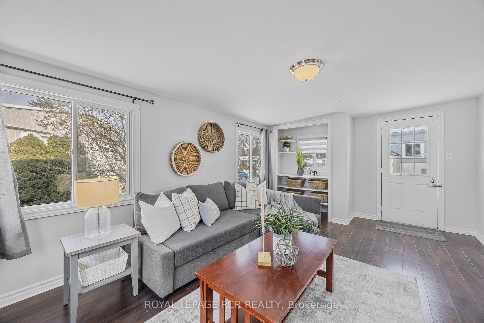 4 Linden Lane, Innisfil, ON - Indoor Photo Showing Living Room
