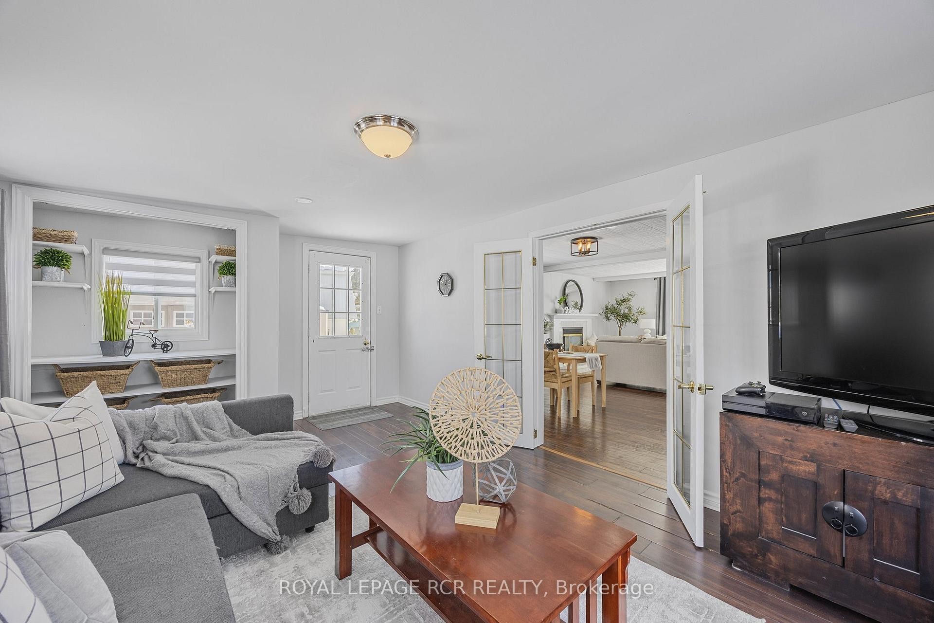 4 Linden Lane, Innisfil, ON - Indoor Photo Showing Living Room