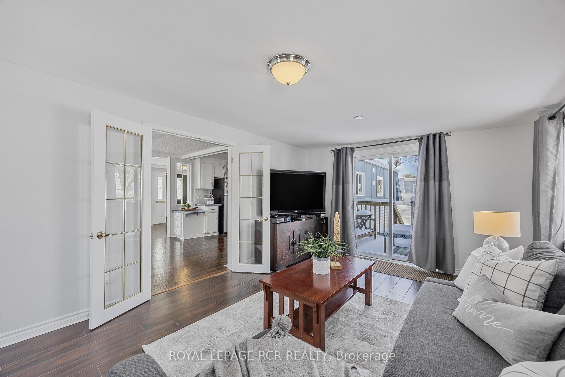 4 Linden Lane, Innisfil, ON - Indoor Photo Showing Living Room