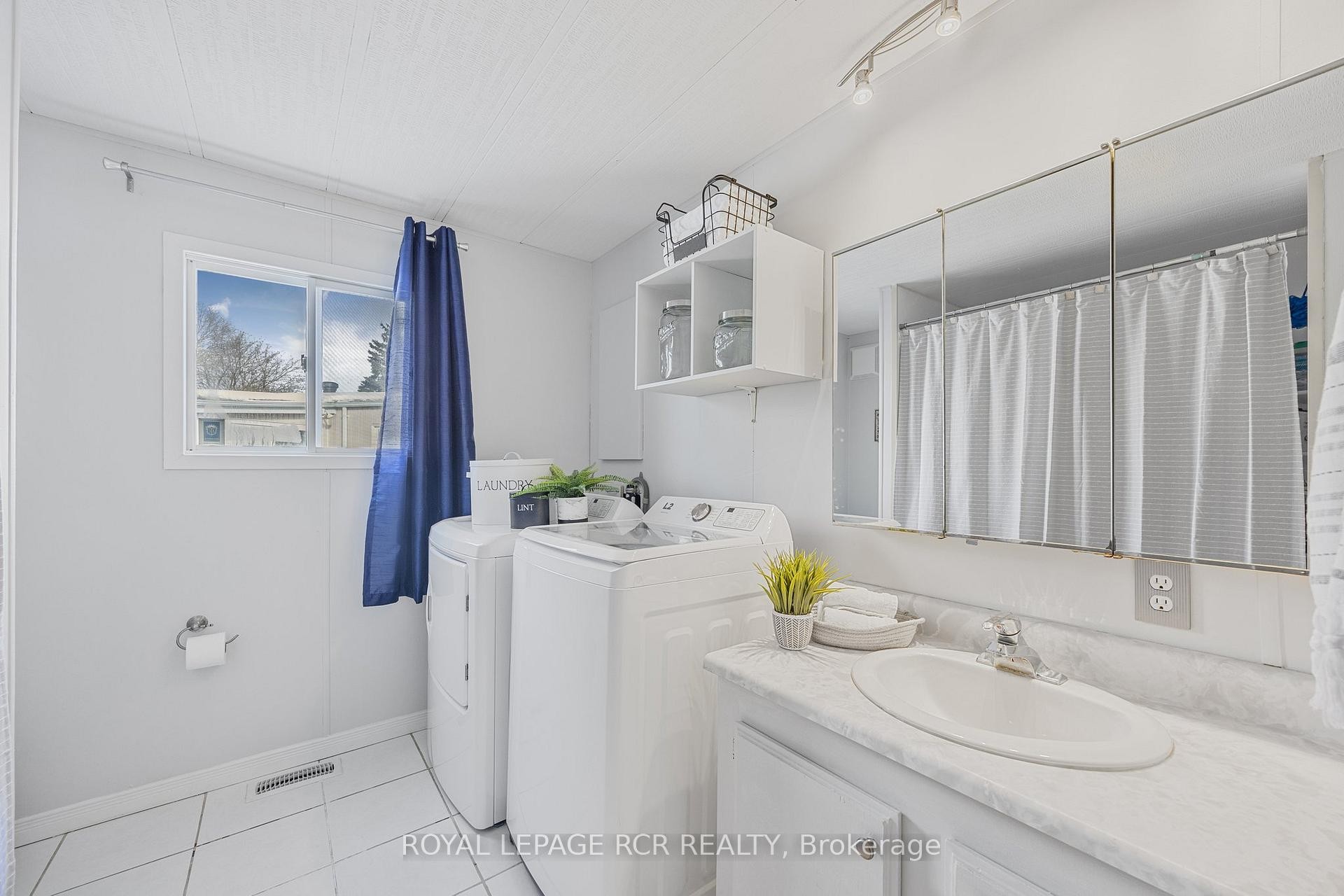4 Linden Lane, Innisfil, ON - Indoor Photo Showing Laundry Room
