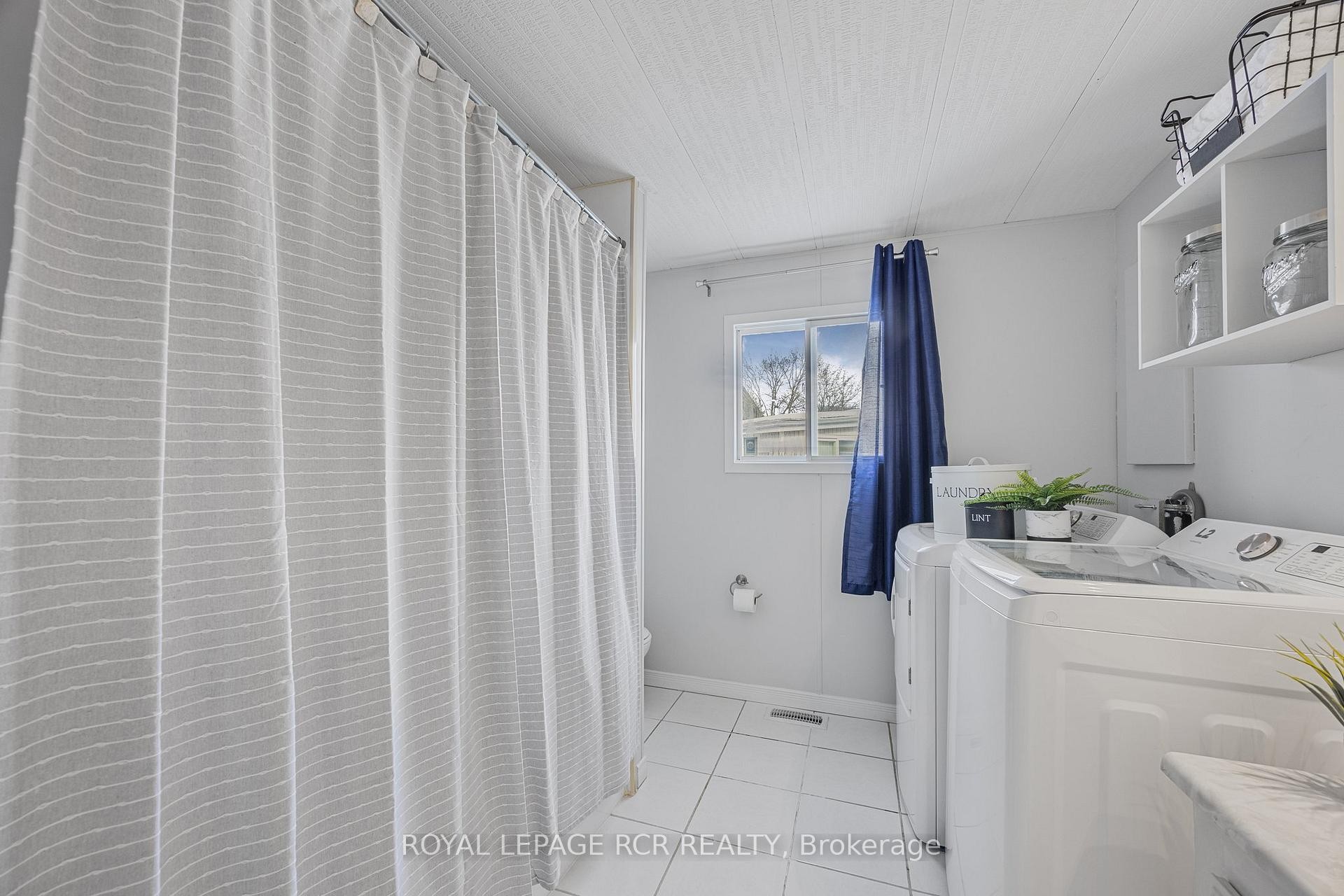4 Linden Lane, Innisfil, ON - Indoor Photo Showing Laundry Room