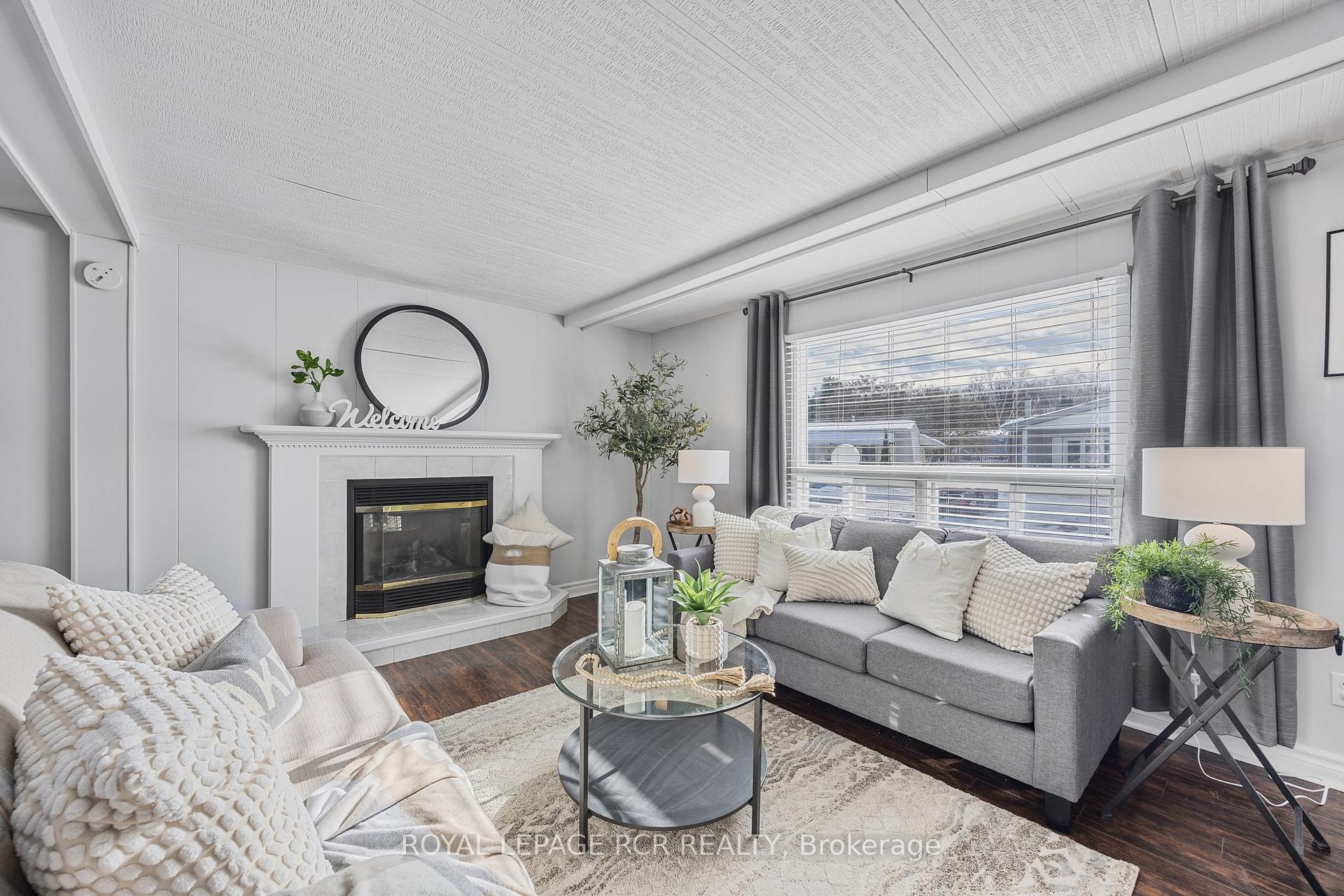 4 Linden Lane, Innisfil, ON - Indoor Photo Showing Living Room With Fireplace