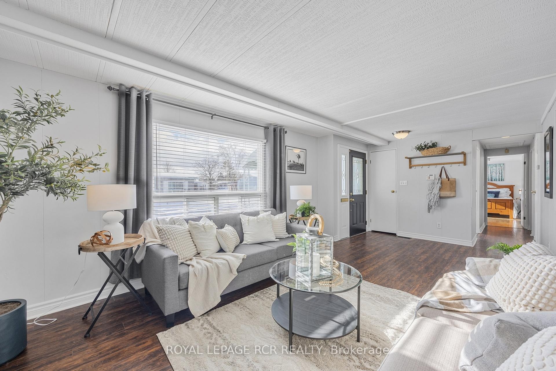 4 Linden Lane, Innisfil, ON - Indoor Photo Showing Living Room