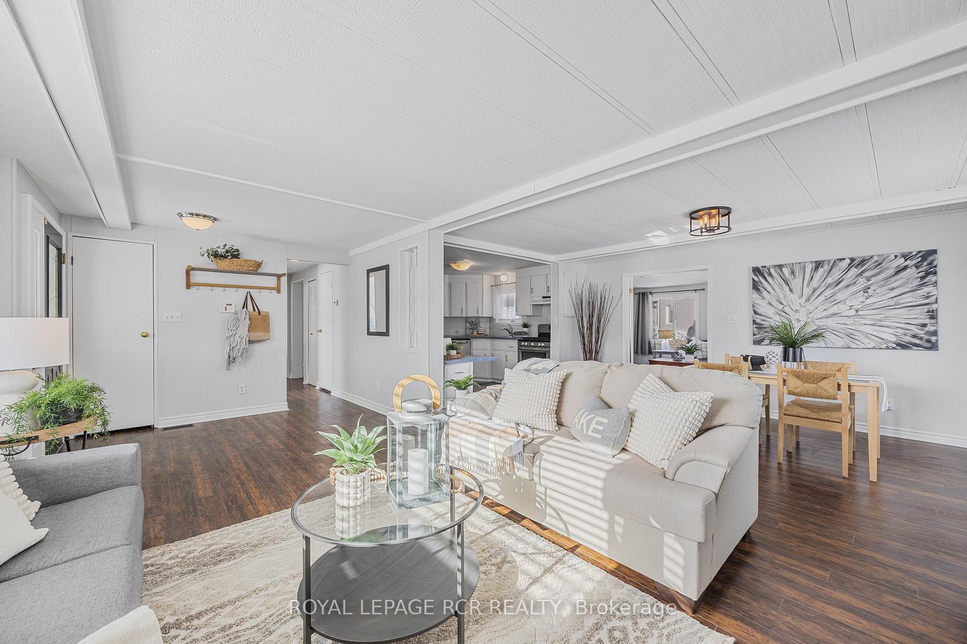 4 Linden Lane, Innisfil, ON - Indoor Photo Showing Living Room