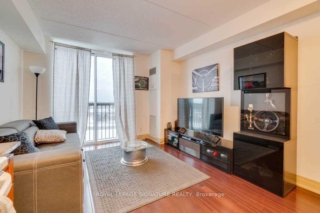 614-2737 Keele Street, Toronto, ON - Indoor Photo Showing Living Room