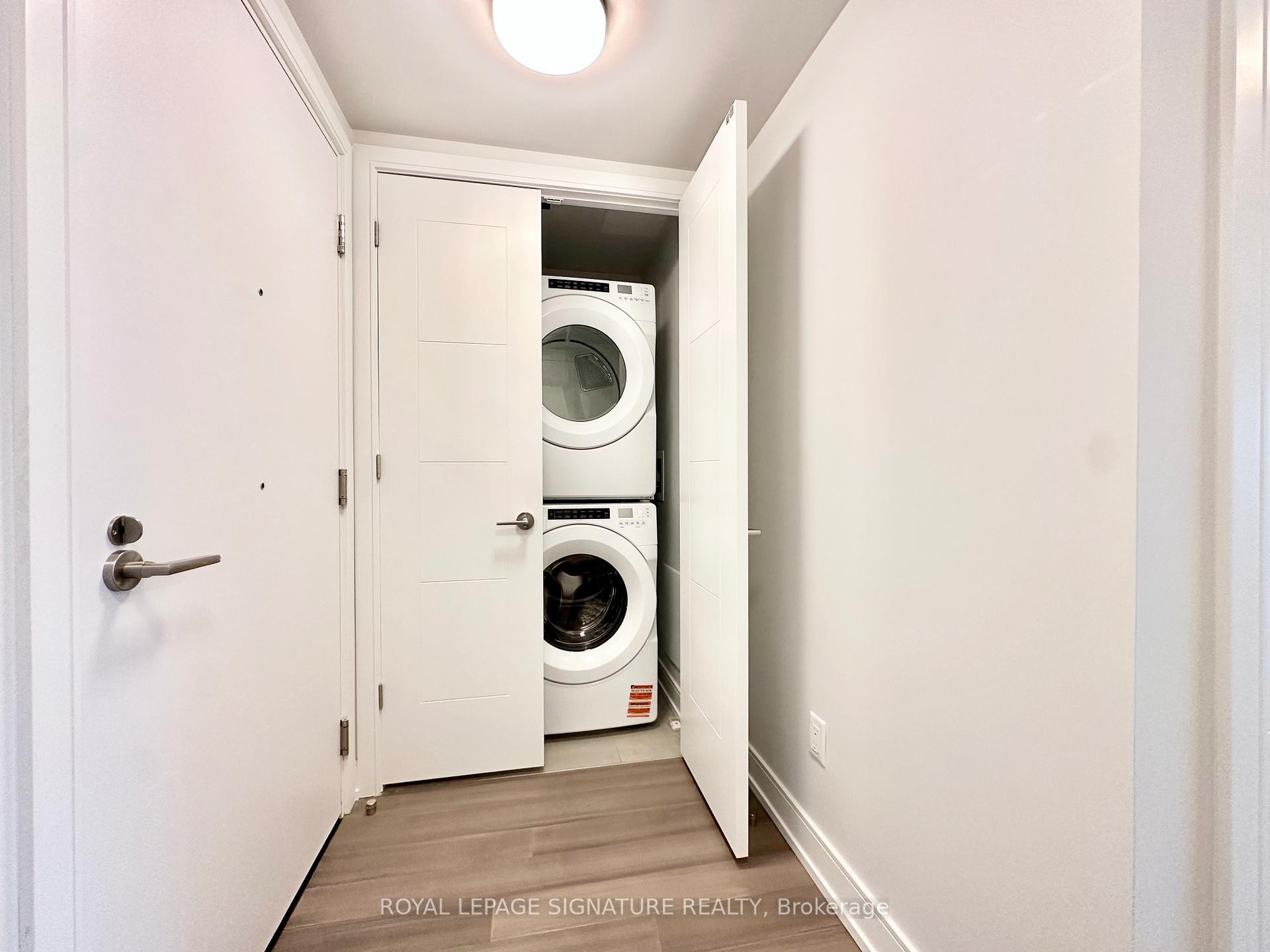 807-664 Spadina Avenue, Toronto, ON - Indoor Photo Showing Laundry Room
