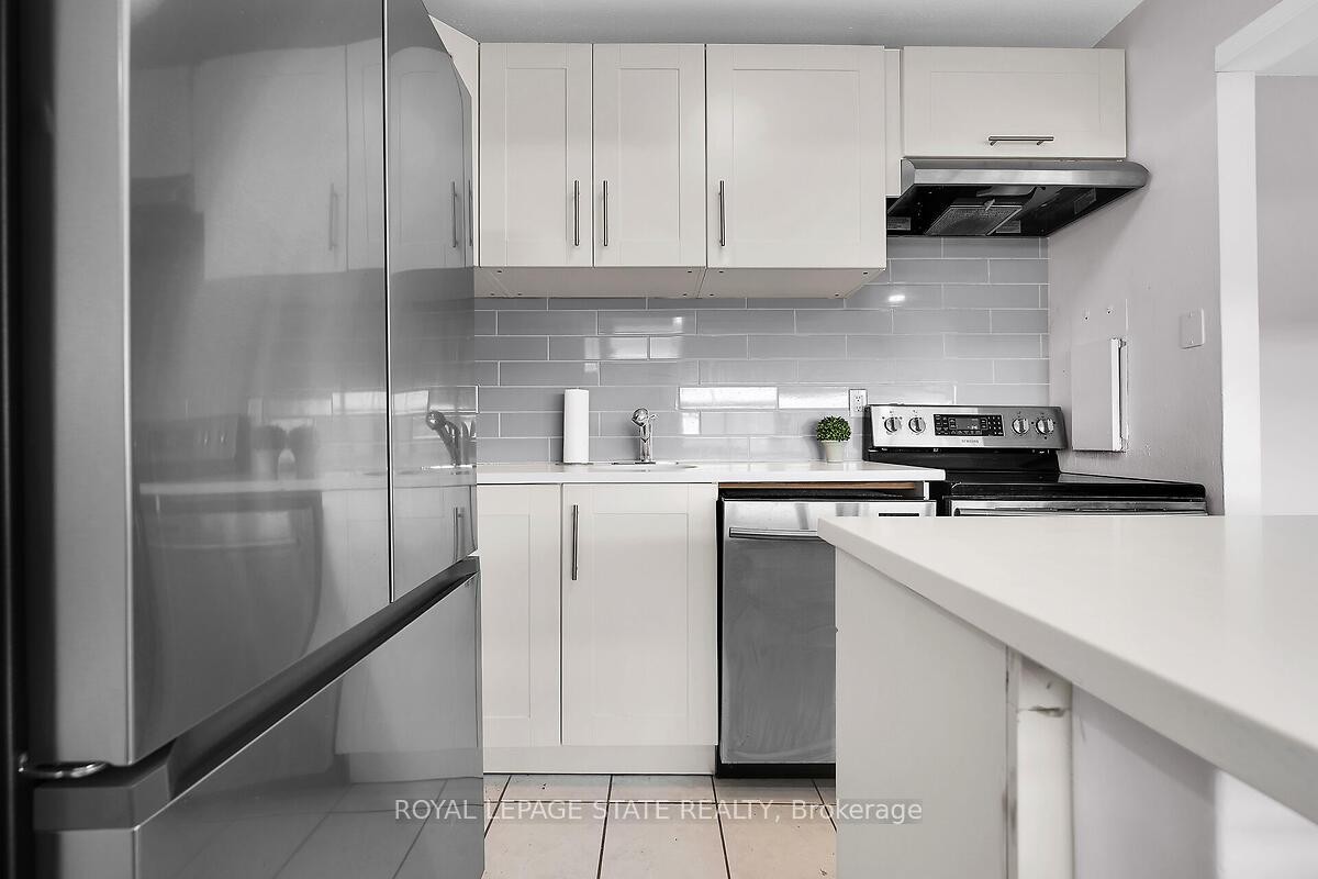 811-15 Albright Road, Hamilton, ON - Indoor Photo Showing Kitchen With Upgraded Kitchen