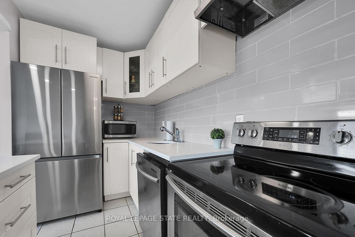 811-15 Albright Road, Hamilton, ON - Indoor Photo Showing Kitchen With Stainless Steel Kitchen