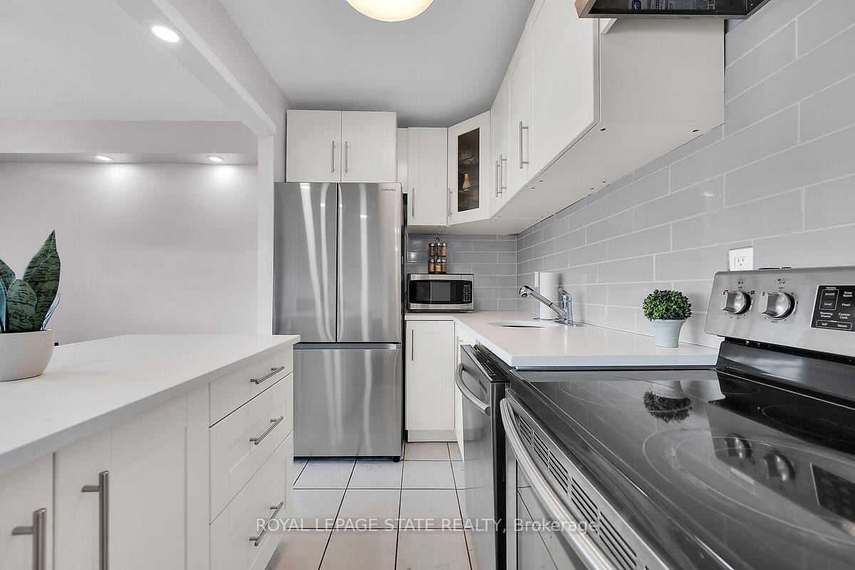 811-15 Albright Road, Hamilton, ON - Indoor Photo Showing Kitchen With Stainless Steel Kitchen