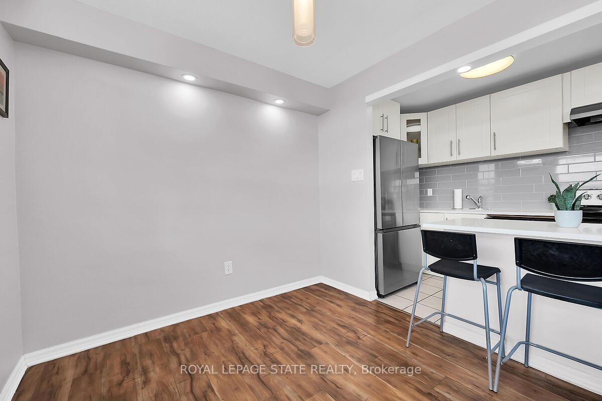 811-15 Albright Road, Hamilton, ON - Indoor Photo Showing Kitchen