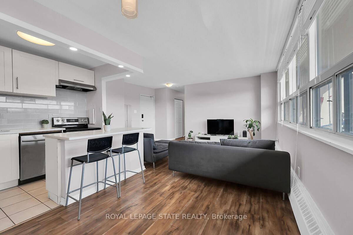 811-15 Albright Road, Hamilton, ON - Indoor Photo Showing Kitchen