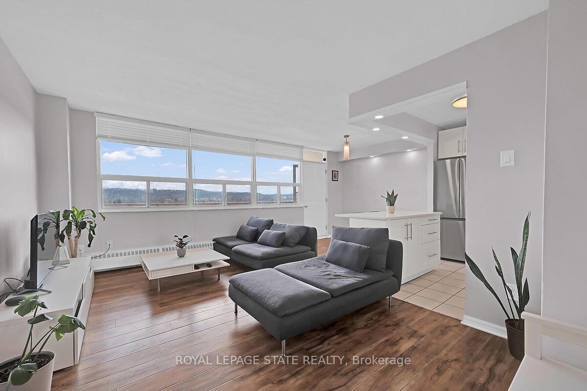 811-15 Albright Road, Hamilton, ON - Indoor Photo Showing Living Room