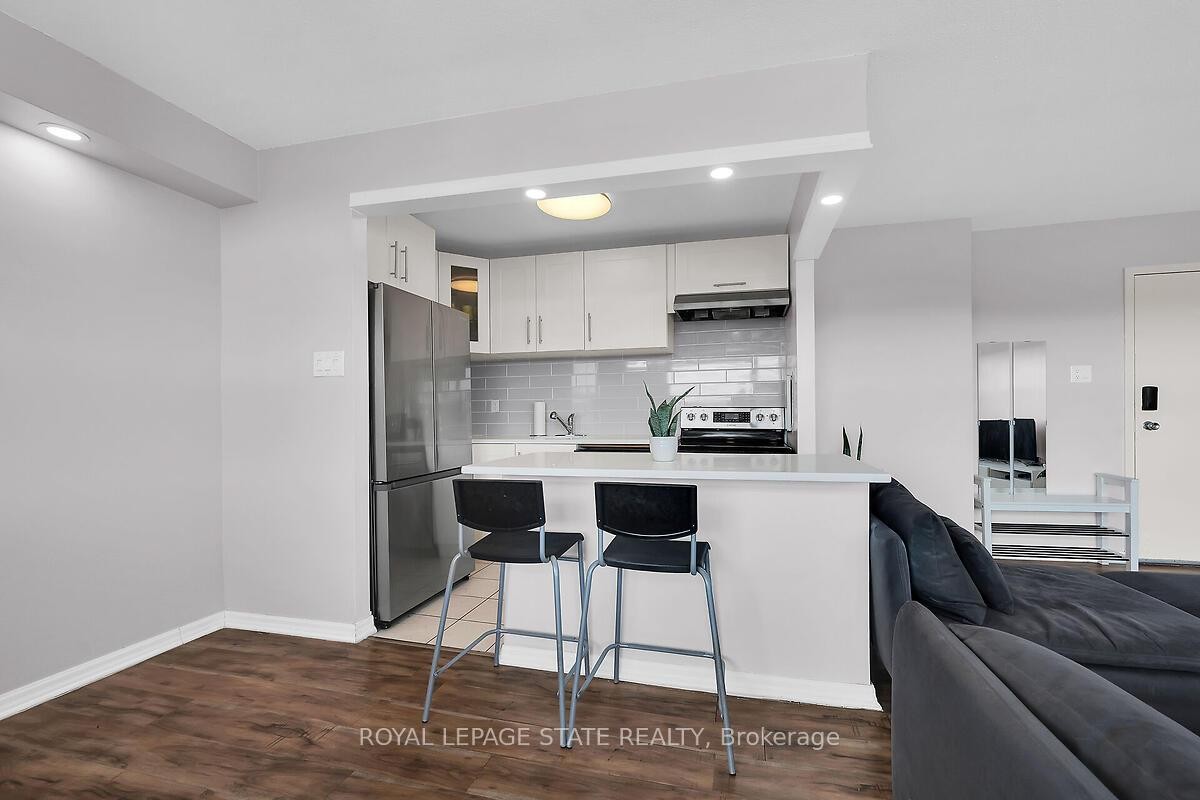 811-15 Albright Road, Hamilton, ON - Indoor Photo Showing Kitchen