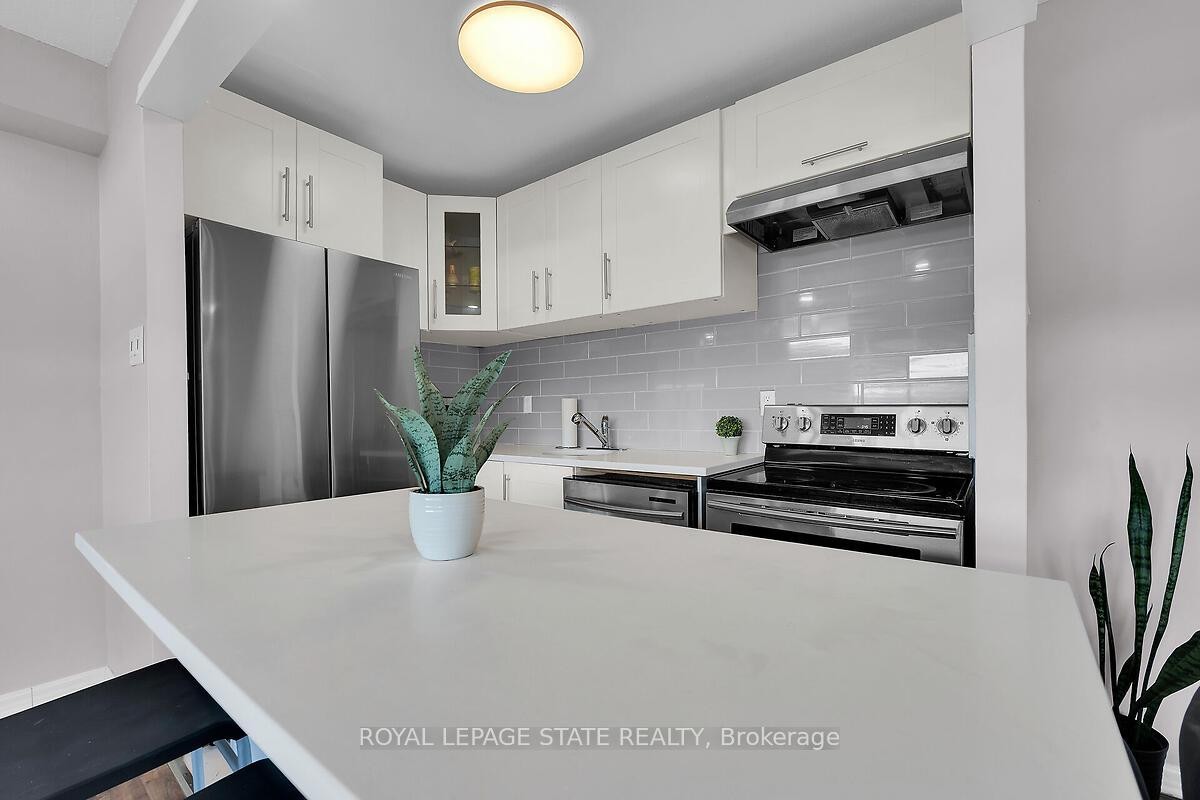811-15 Albright Road, Hamilton, ON - Indoor Photo Showing Kitchen With Stainless Steel Kitchen