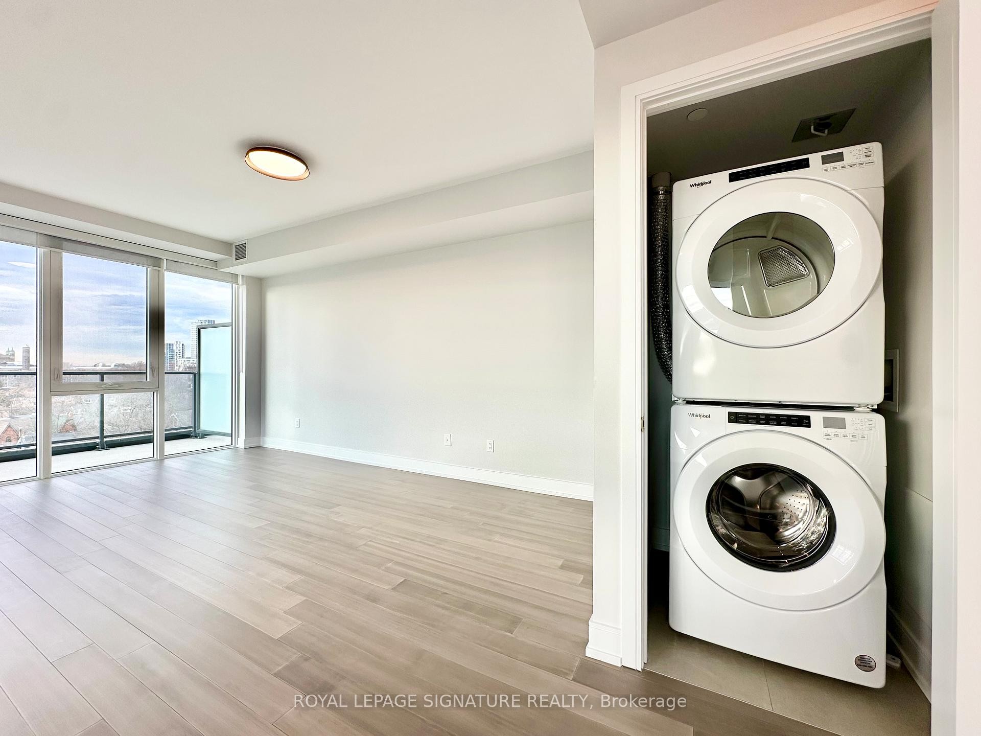 701-664 Spadina Avenue, Toronto, ON - Indoor Photo Showing Laundry Room