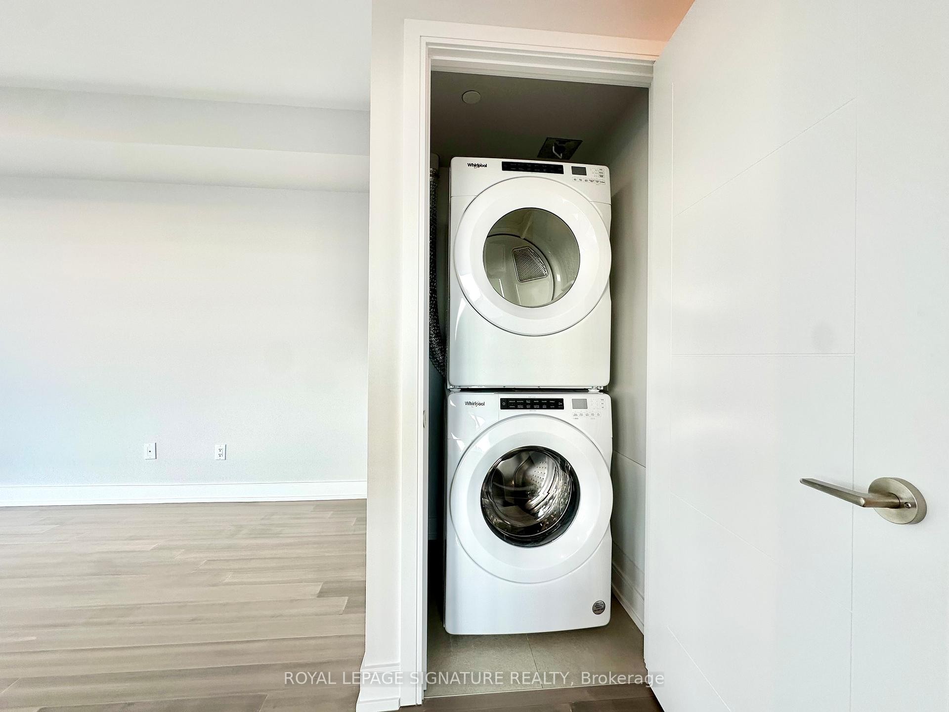 701-664 Spadina Avenue, Toronto, ON - Indoor Photo Showing Laundry Room