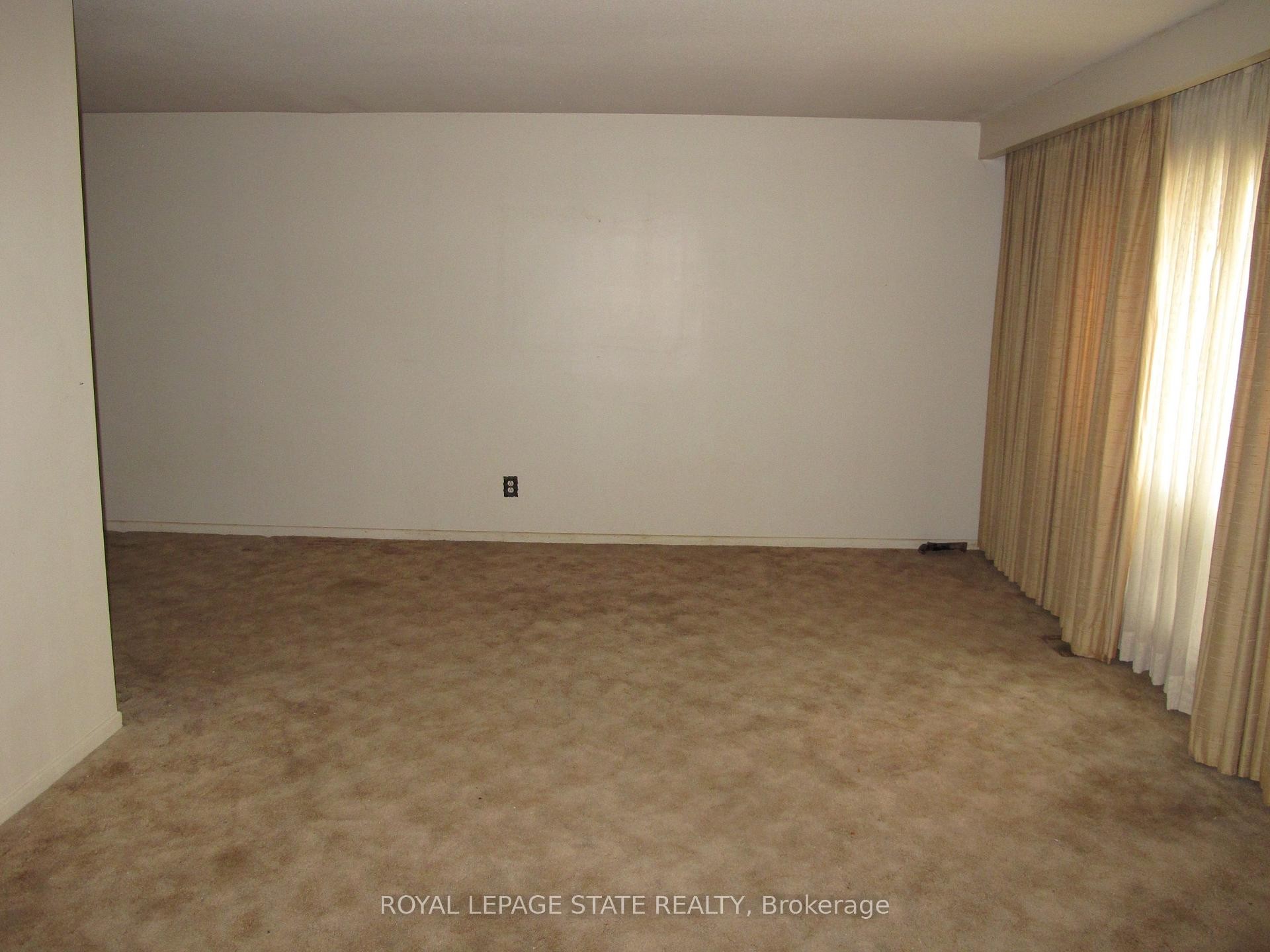 5280 Woodhaven Drive, Burlington, ON - Indoor Photo Showing Other Room