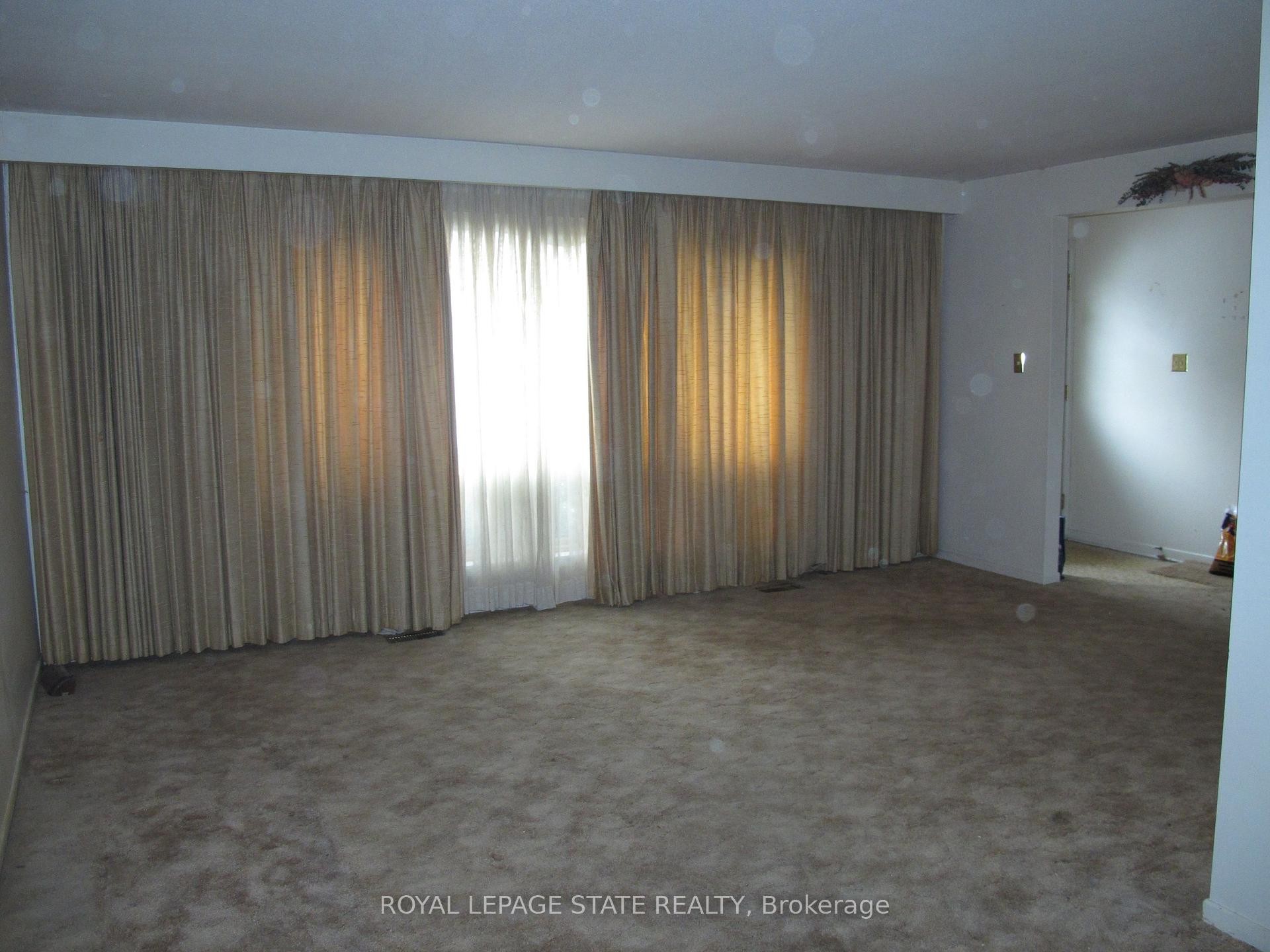 5280 Woodhaven Drive, Burlington, ON - Indoor Photo Showing Other Room