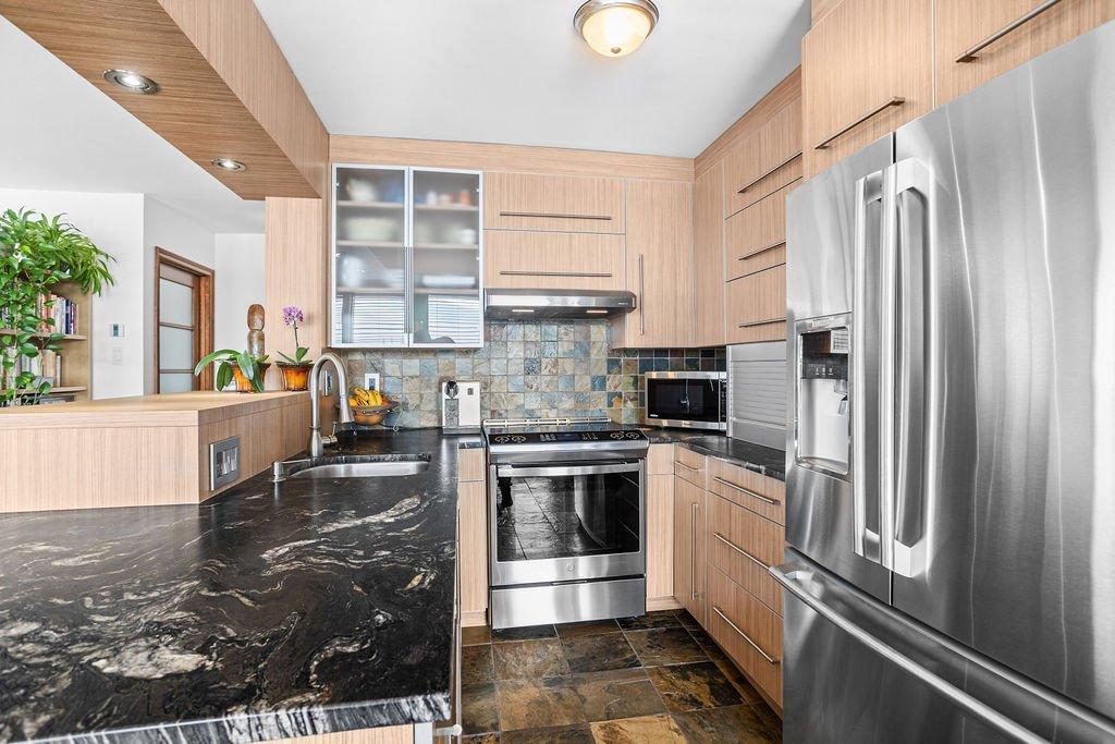 Cuisine - 601-4560 Prom. Paton, Laval (Chomedey), QC - Indoor Photo Showing Kitchen With Double Sink With Upgraded Kitchen