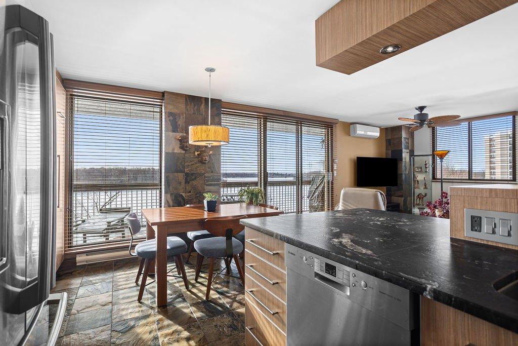 Coin-repas - 601-4560 Prom. Paton, Laval (Chomedey), QC - Indoor