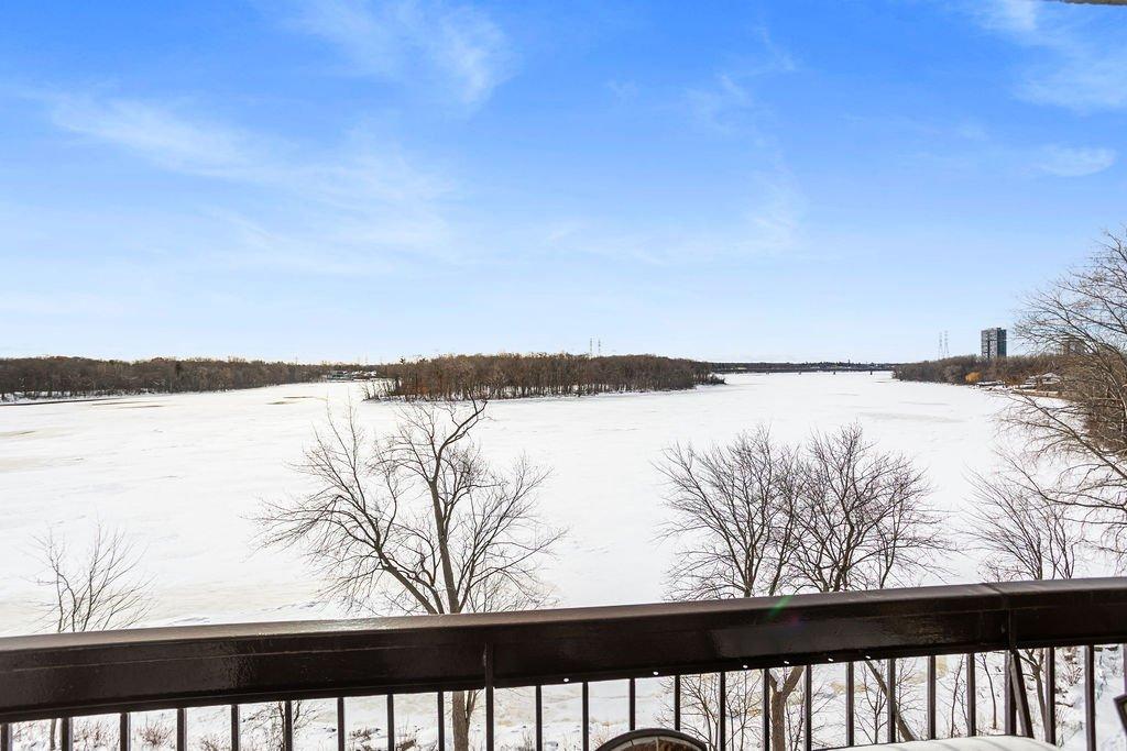 Vue sur l'eau - 601-4560 Prom. Paton, Laval (Chomedey), QC - Outdoor With View
