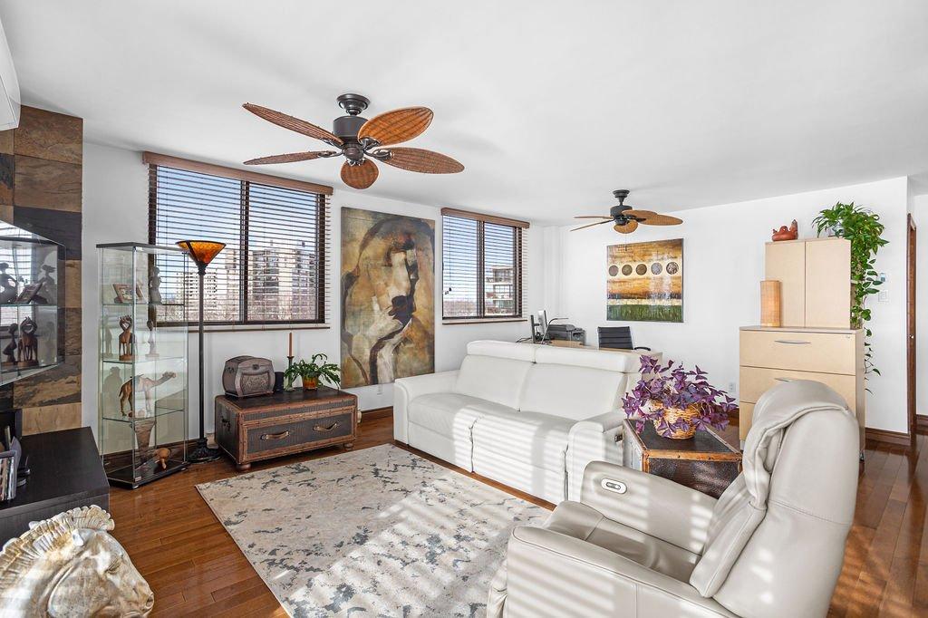 Salon - 601-4560 Prom. Paton, Laval (Chomedey), QC - Indoor Photo Showing Living Room