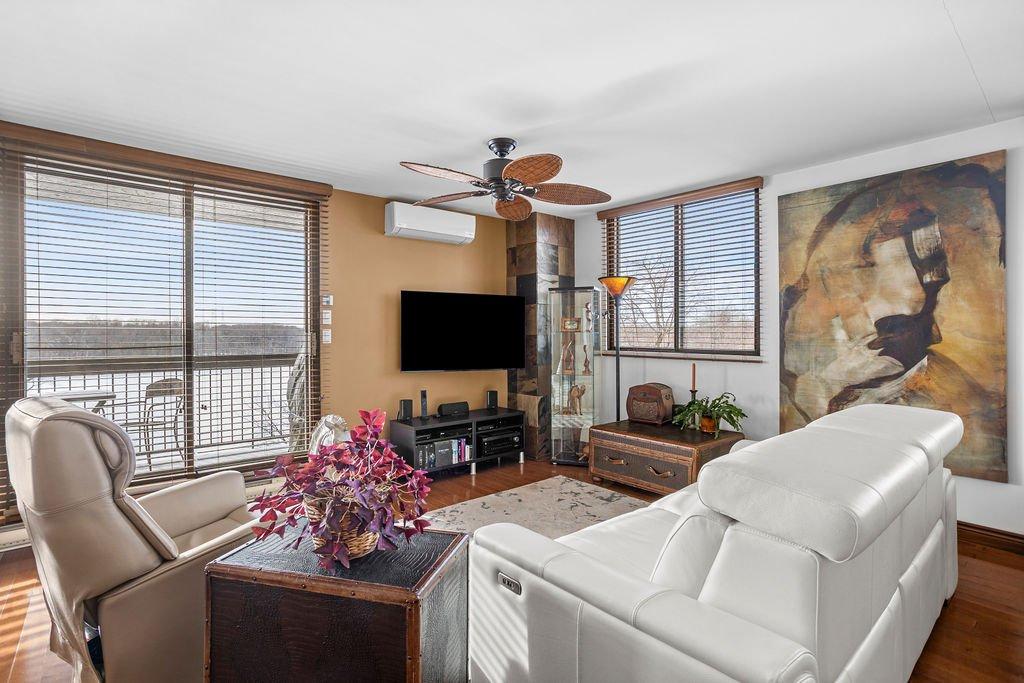 Salon - 601-4560 Prom. Paton, Laval (Chomedey), QC - Indoor Photo Showing Living Room