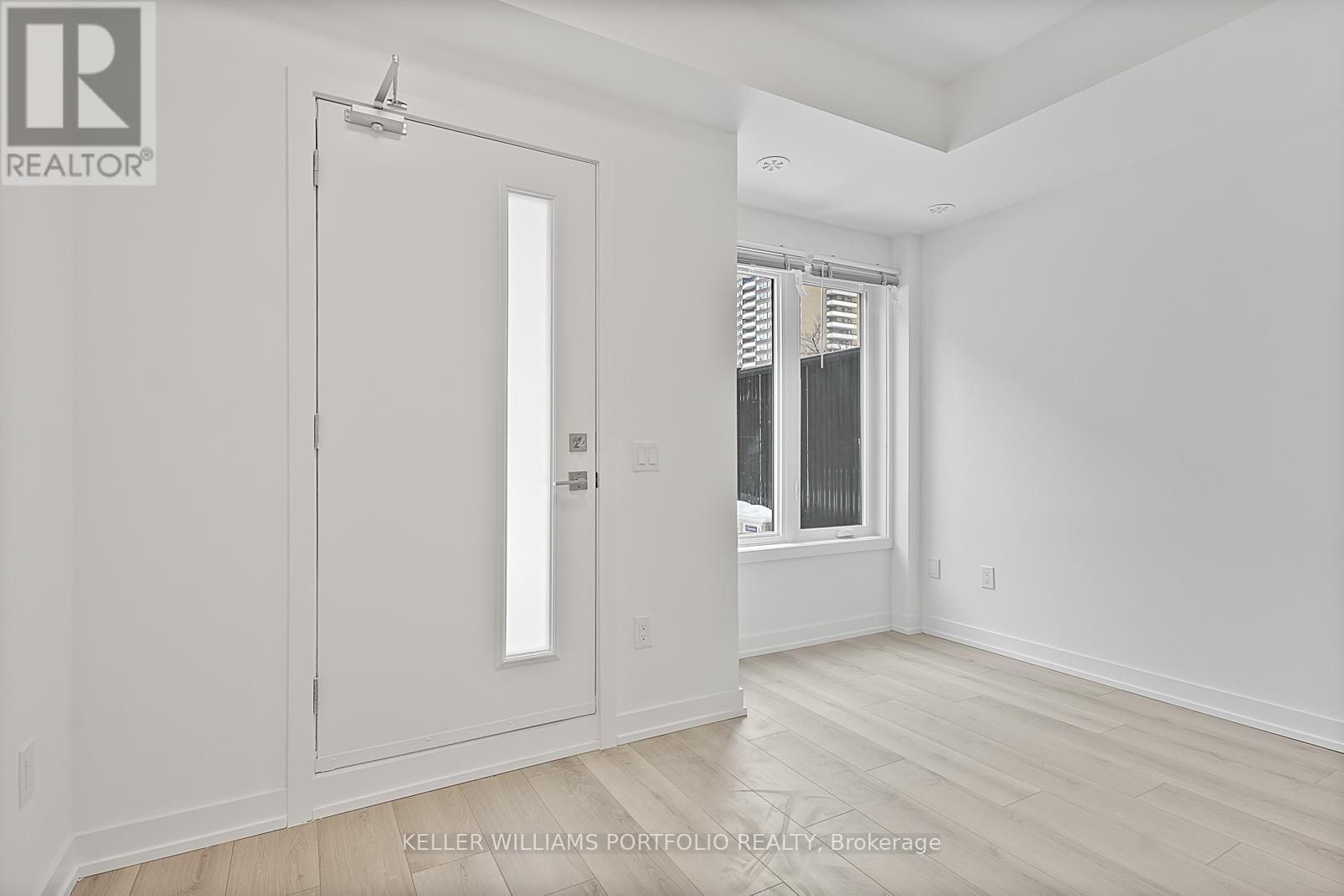 4 - 3069 Pharmacy Avenue, Toronto, ON - Indoor Photo Showing Other Room