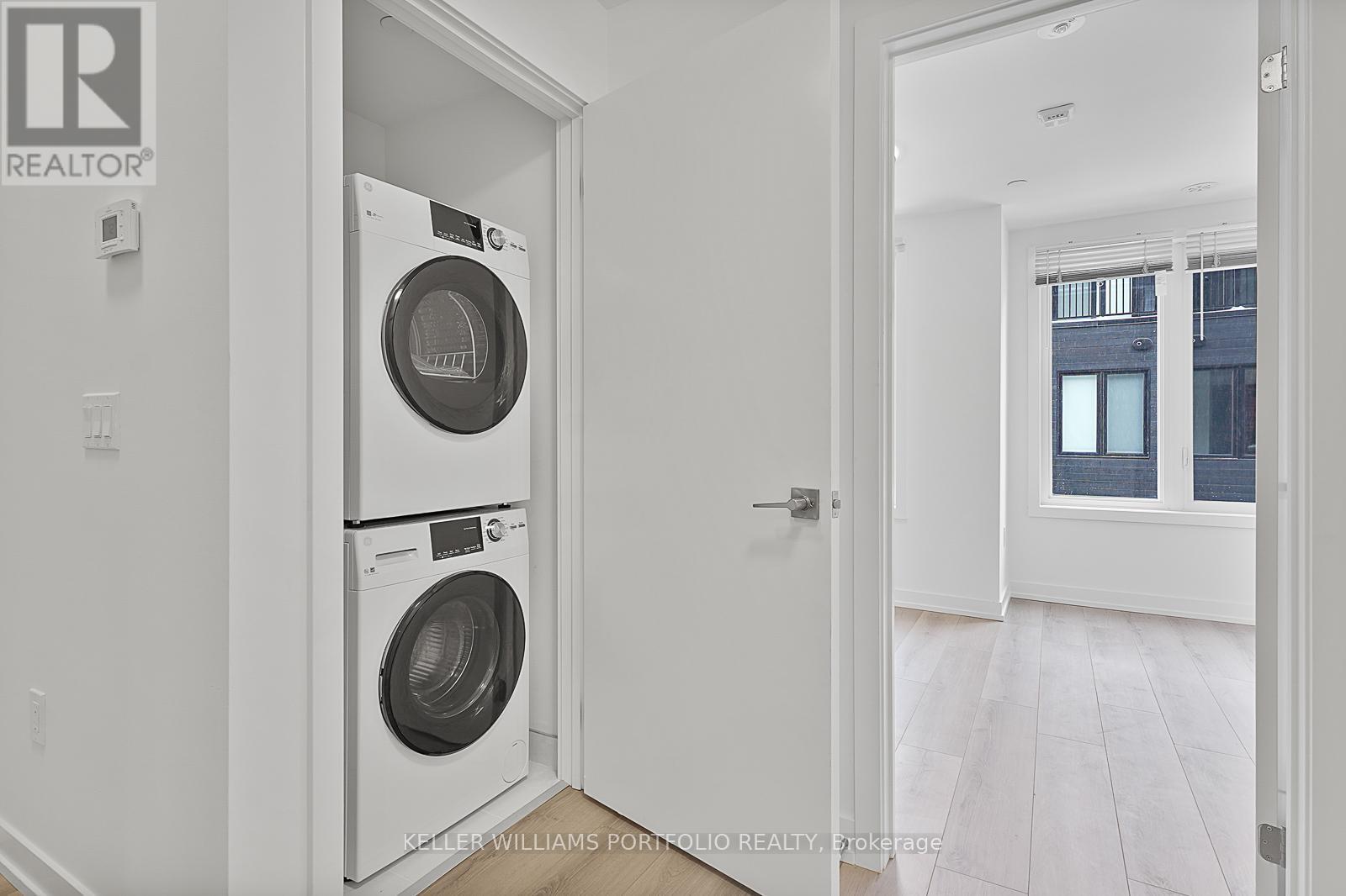 4 - 3069 Pharmacy Avenue, Toronto, ON - Indoor Photo Showing Laundry Room