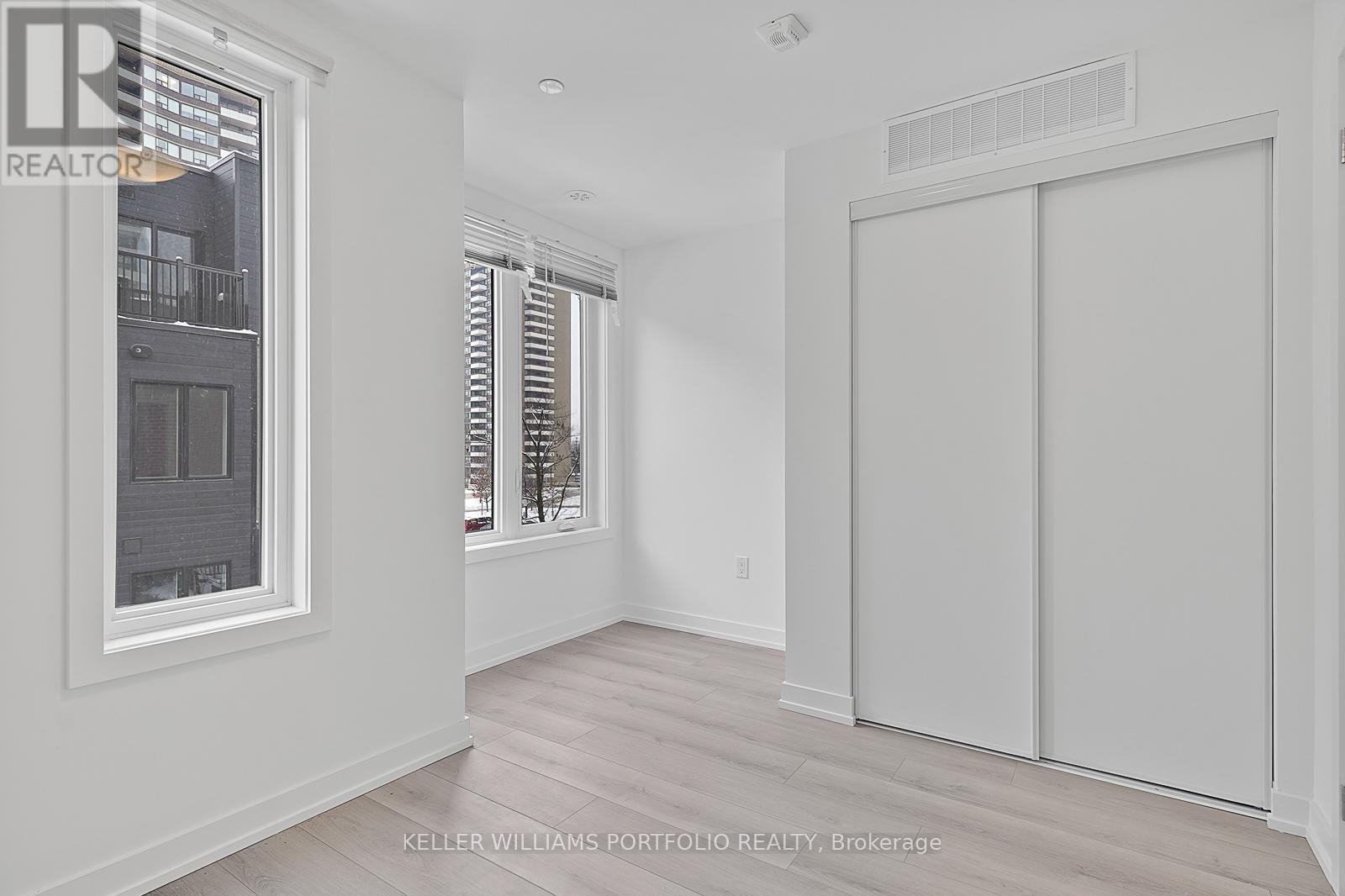 4 - 3069 Pharmacy Avenue, Toronto, ON - Indoor Photo Showing Other Room