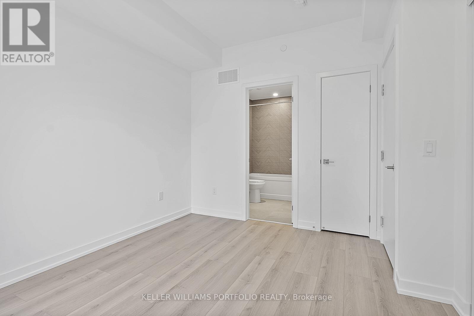 4 - 3069 Pharmacy Avenue, Toronto, ON - Indoor Photo Showing Other Room