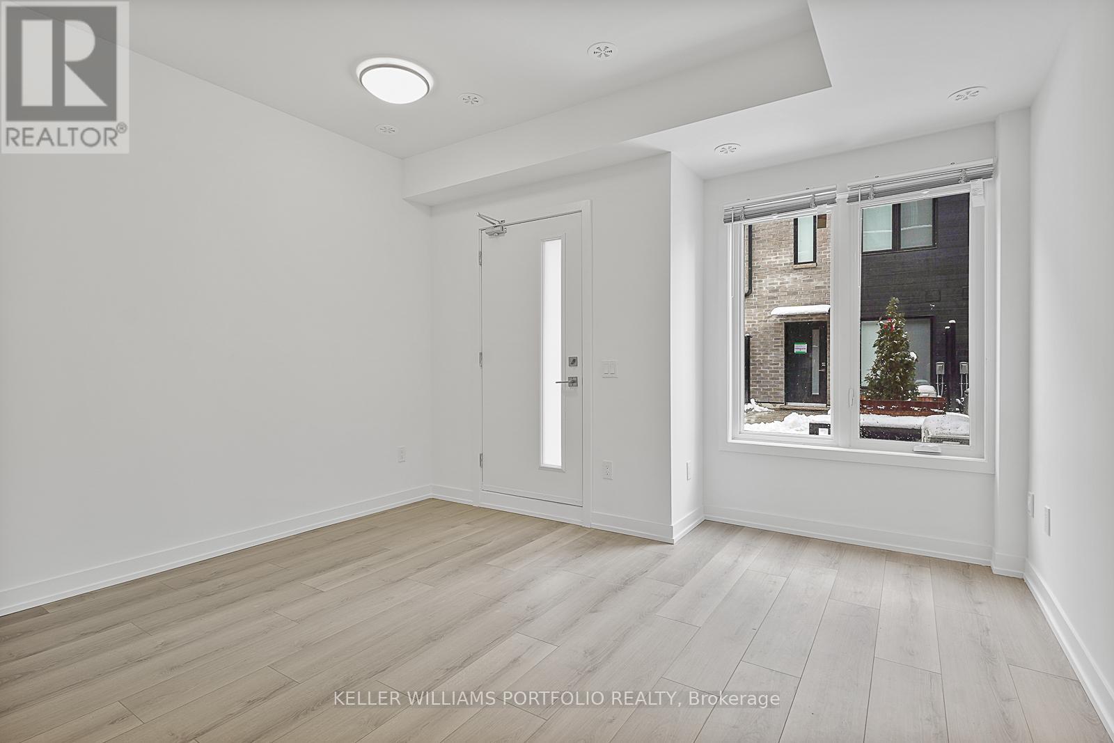 4 - 3069 Pharmacy Avenue, Toronto, ON - Indoor Photo Showing Other Room