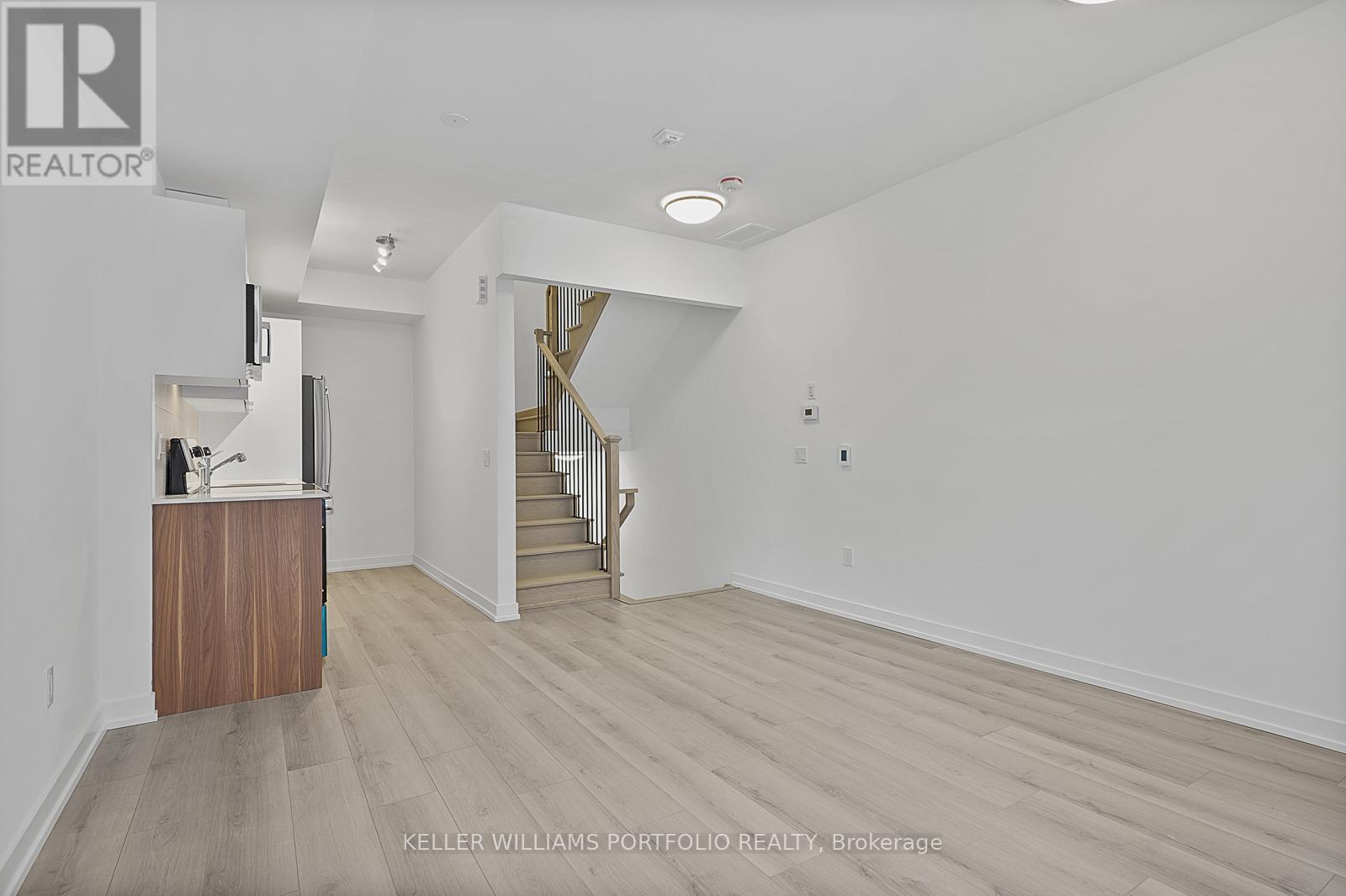 4 - 3069 Pharmacy Avenue, Toronto, ON - Indoor Photo Showing Other Room