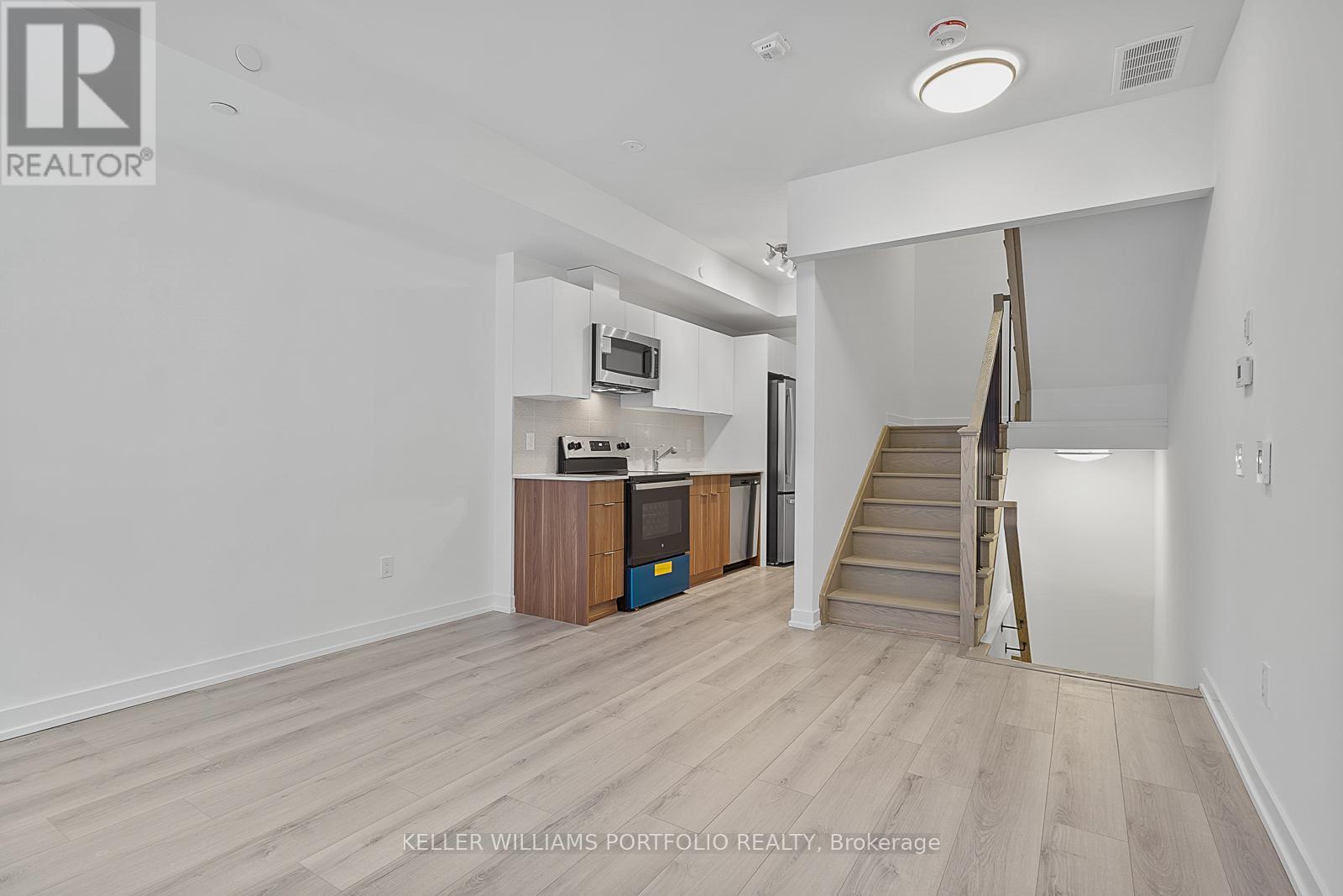 4 - 3069 Pharmacy Avenue, Toronto, ON - Indoor