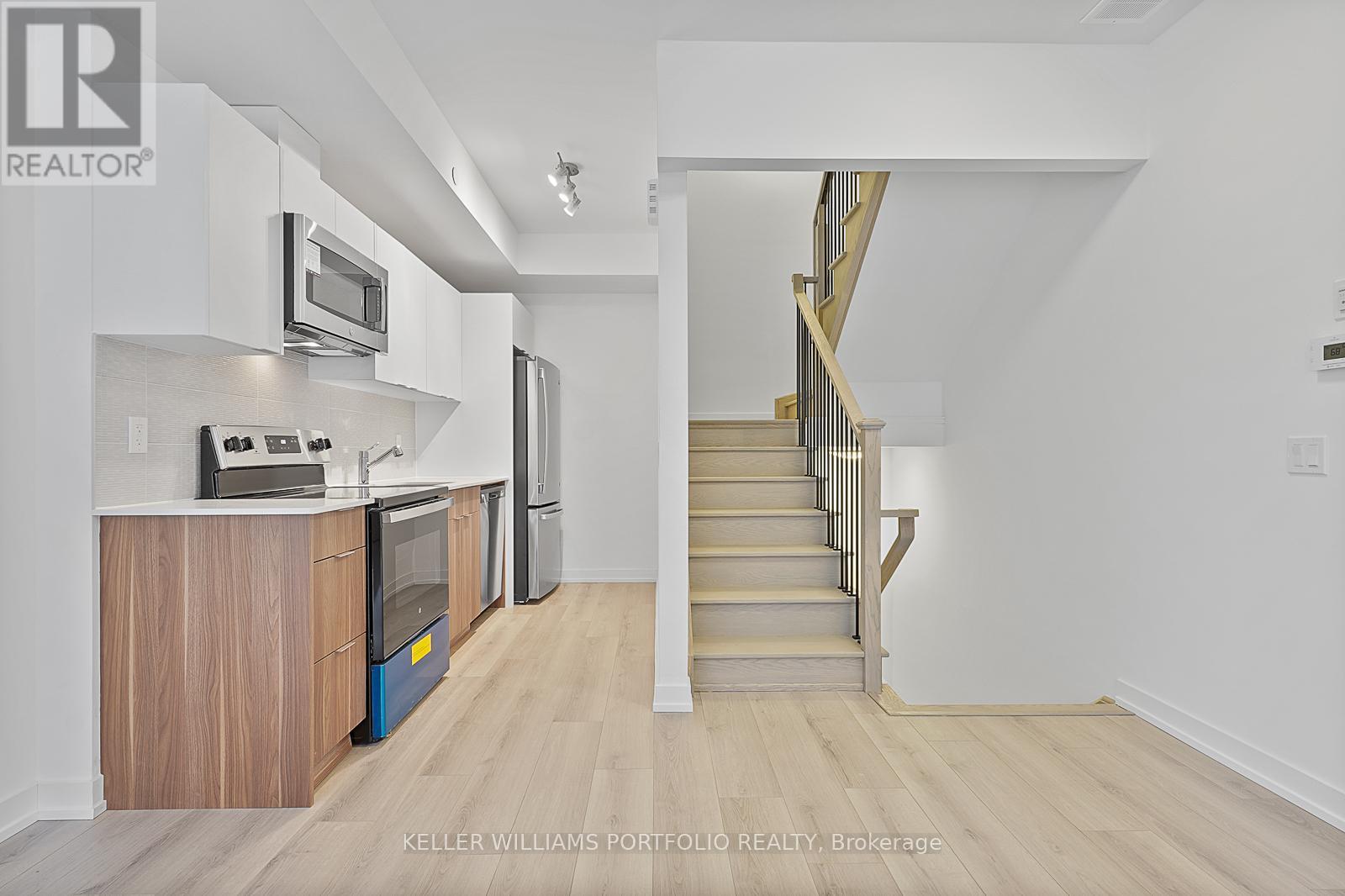 4 - 3069 Pharmacy Avenue, Toronto, ON - Indoor Photo Showing Kitchen