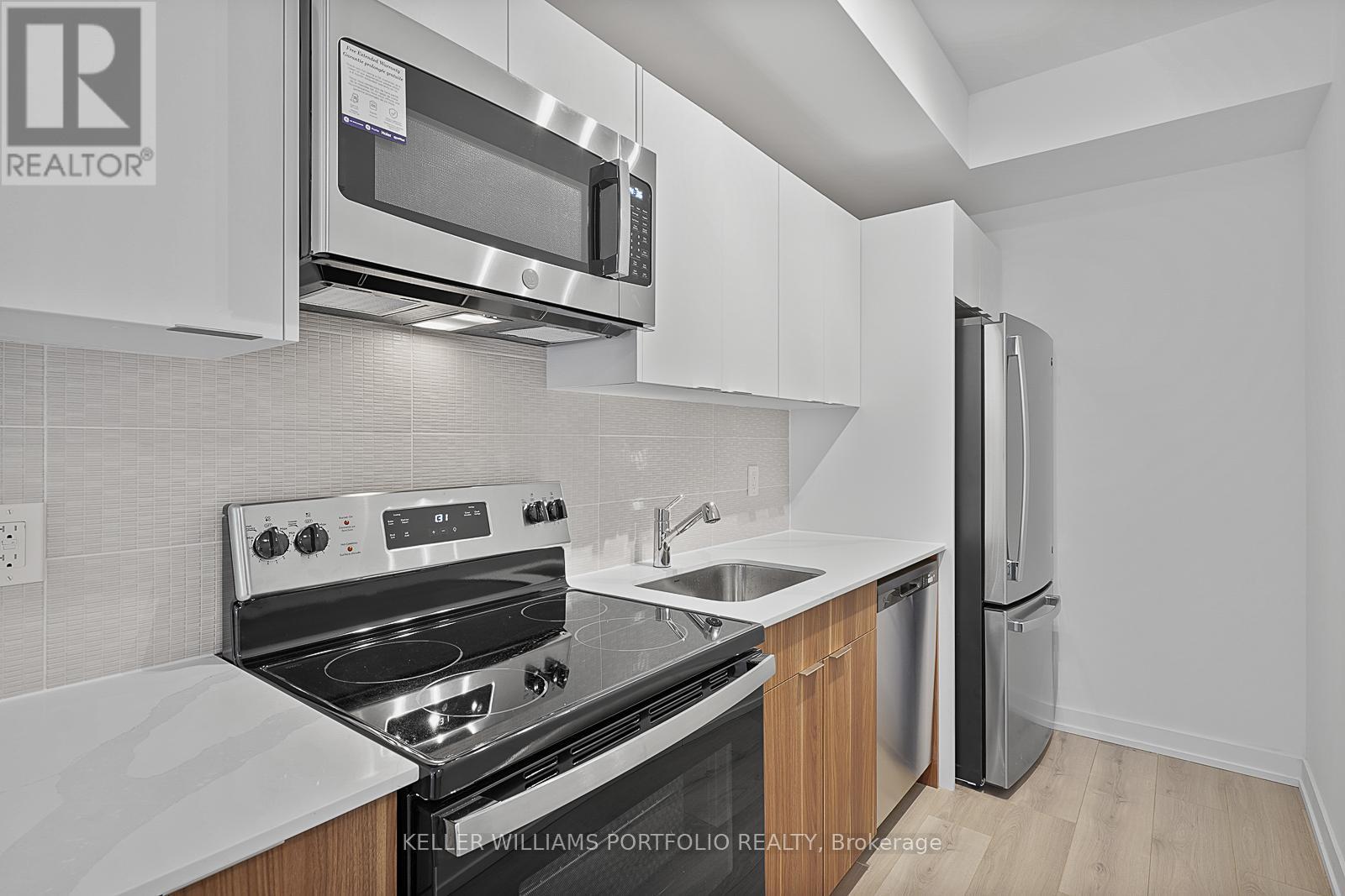 4 - 3069 Pharmacy Avenue, Toronto, ON - Indoor Photo Showing Kitchen