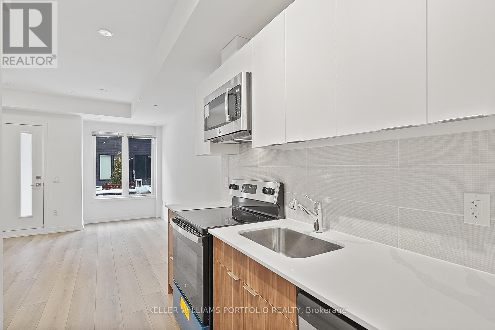 4 - 3069 Pharmacy Avenue, Toronto, ON - Indoor Photo Showing Kitchen With Upgraded Kitchen