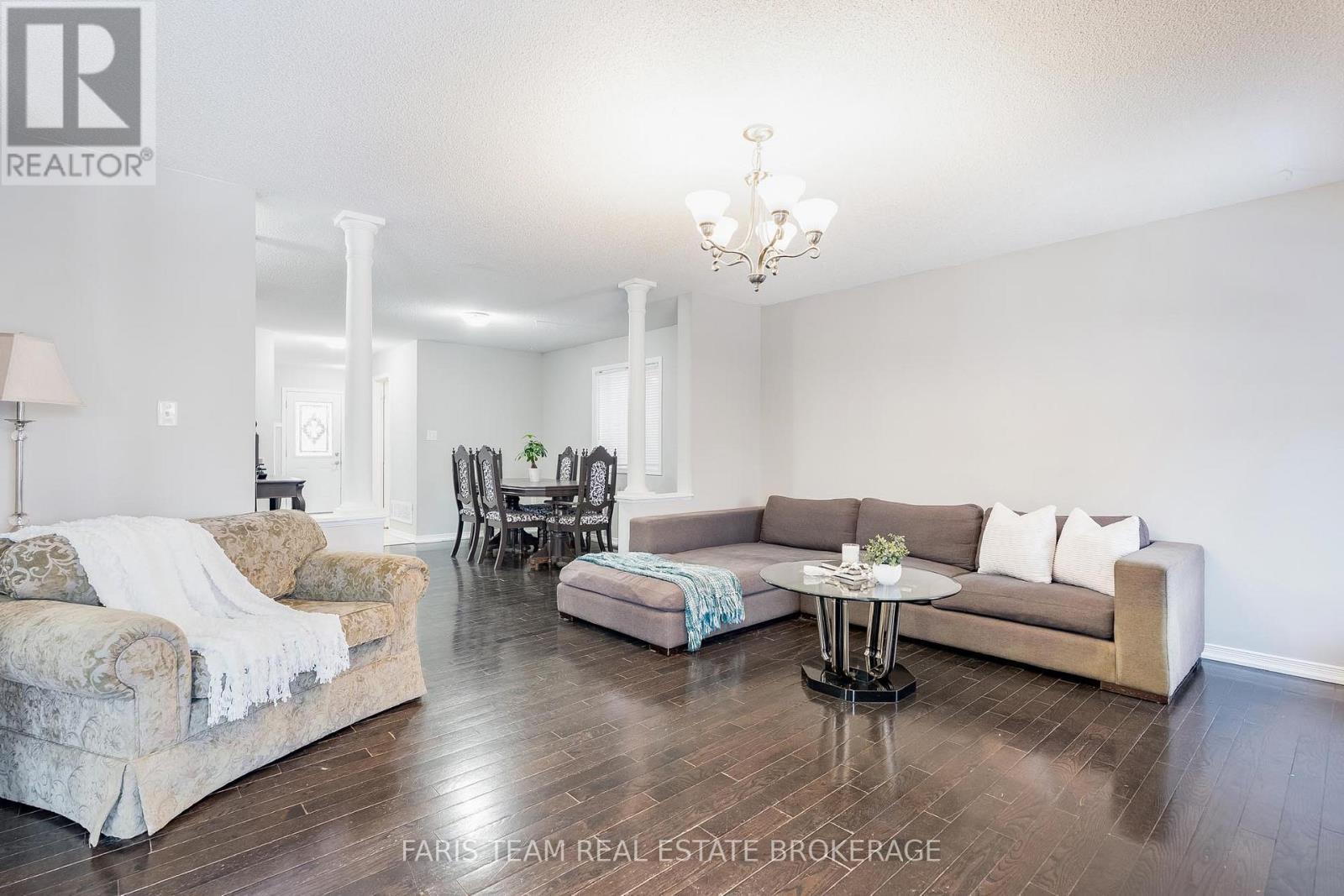 1373 Hunter Street, Innisfil, ON - Indoor Photo Showing Living Room