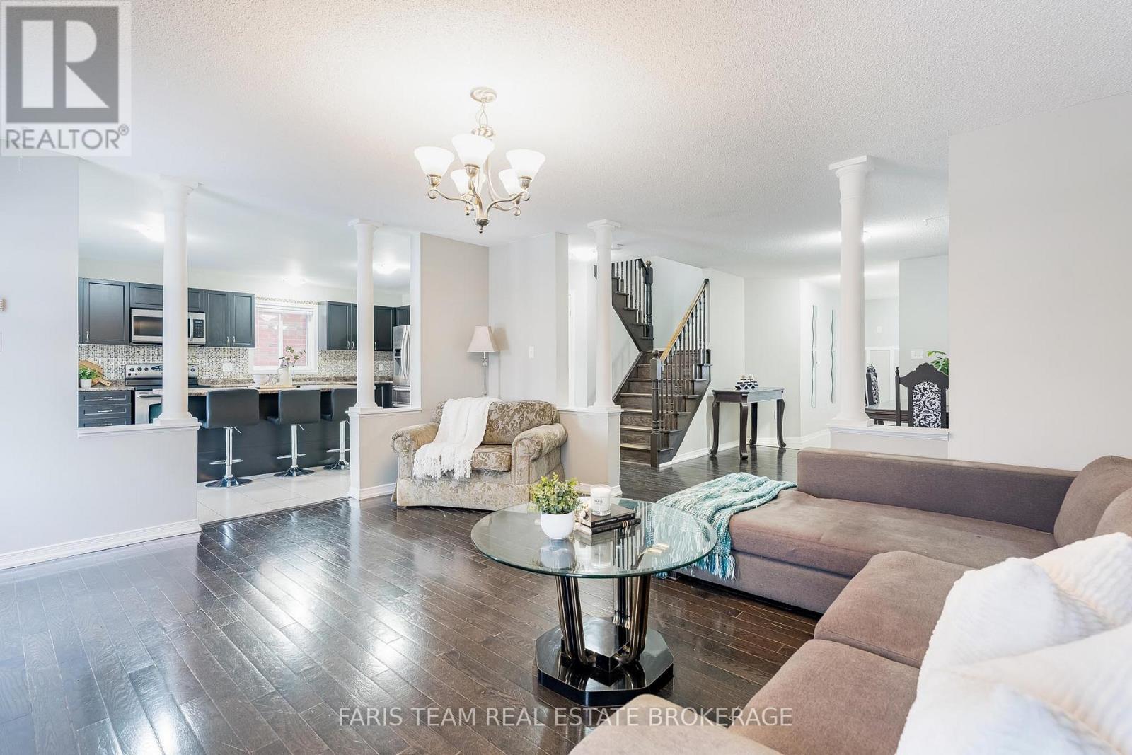 1373 Hunter Street, Innisfil, ON - Indoor Photo Showing Living Room