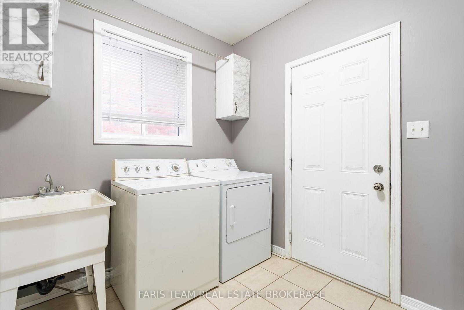 1373 Hunter Street, Innisfil, ON - Indoor Photo Showing Laundry Room