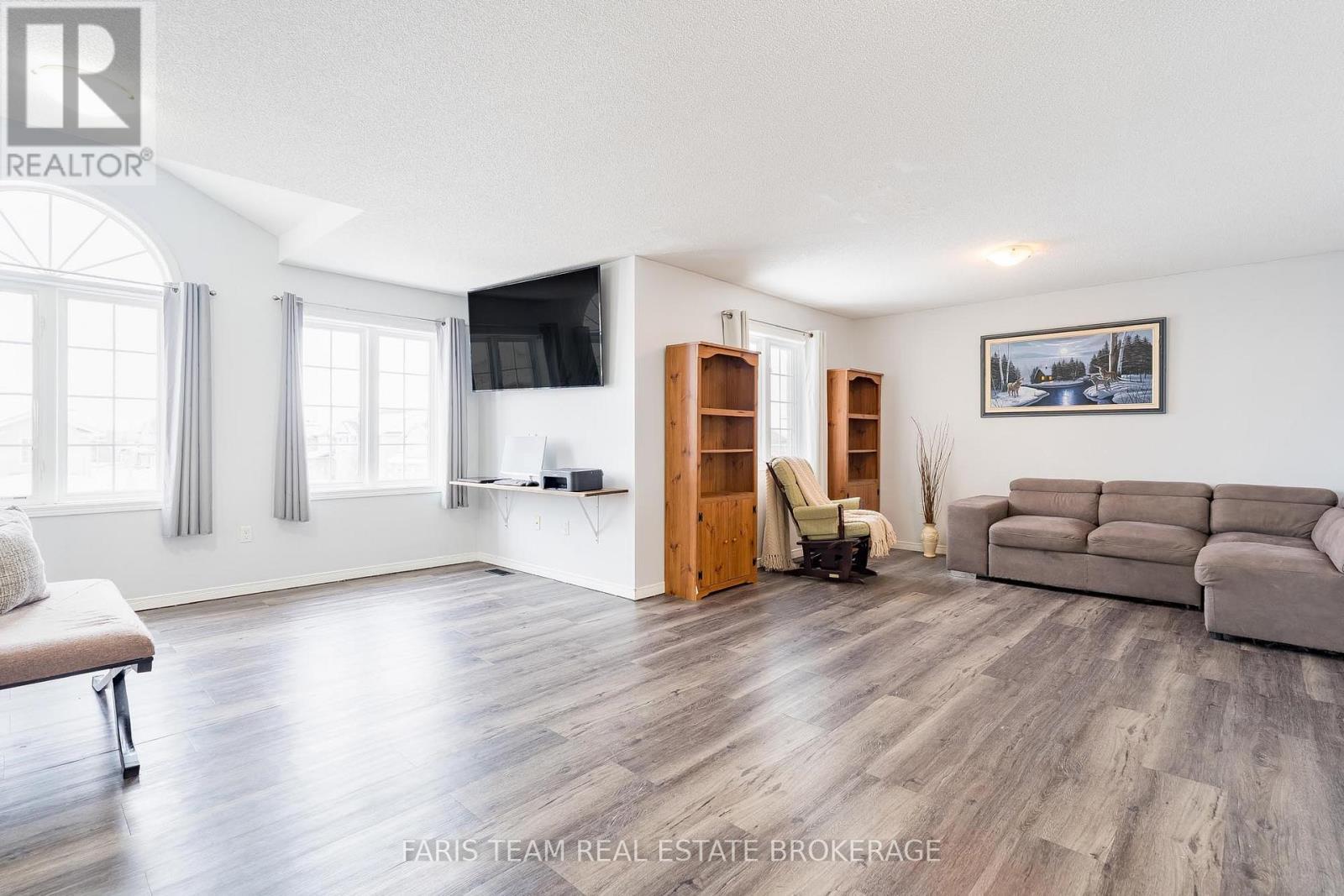 1373 Hunter Street, Innisfil, ON - Indoor Photo Showing Living Room