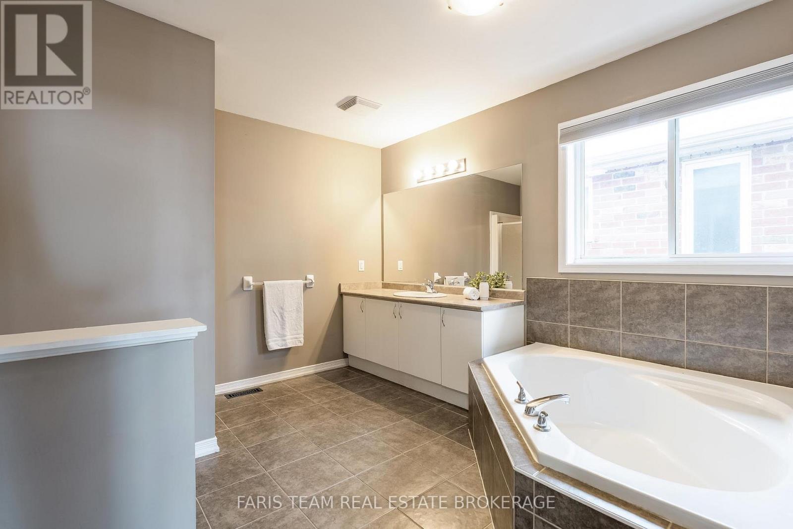 1373 Hunter Street, Innisfil, ON - Indoor Photo Showing Bathroom