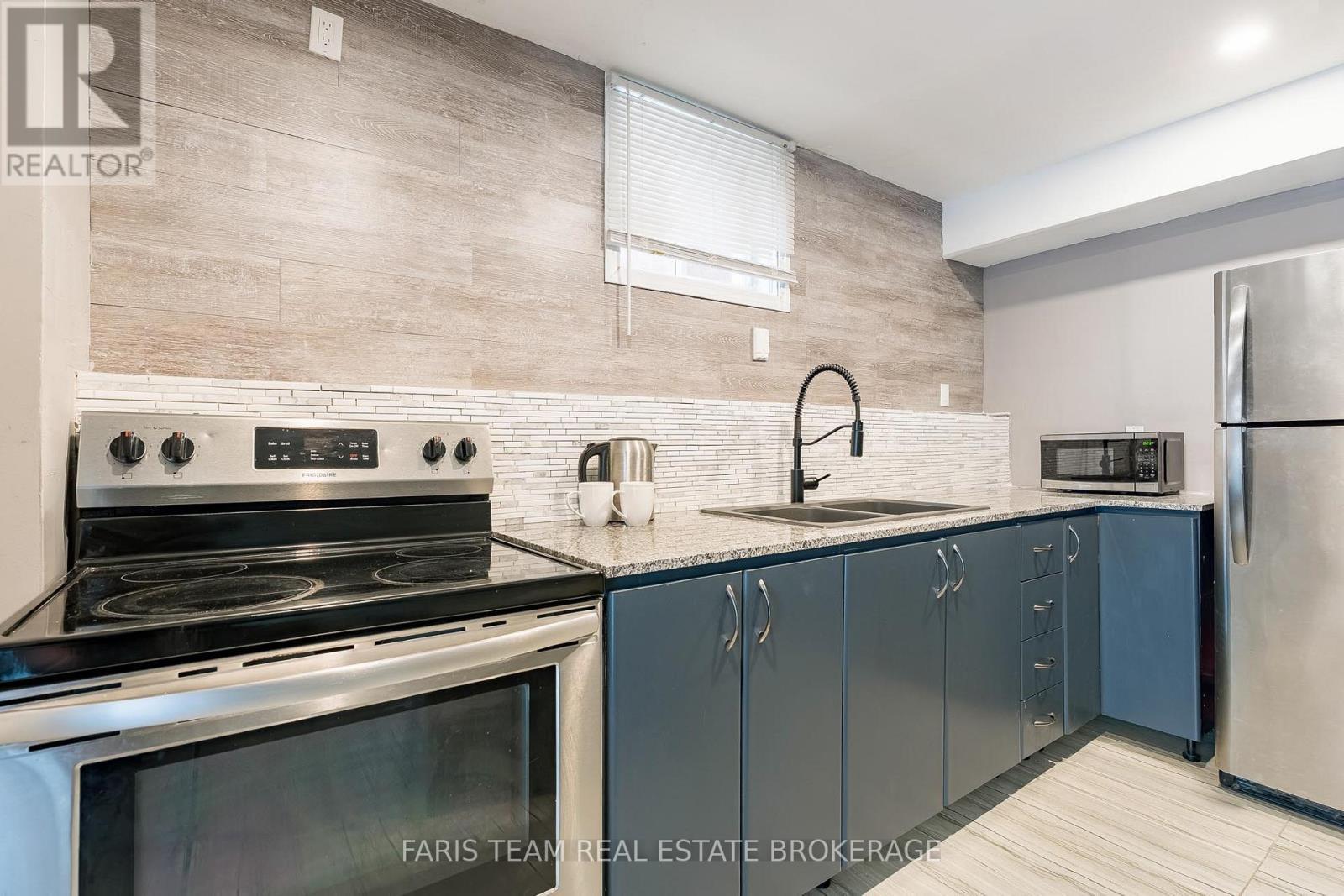 1373 Hunter Street, Innisfil, ON - Indoor Photo Showing Kitchen With Double Sink With Upgraded Kitchen