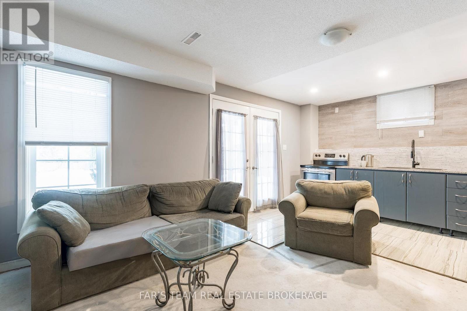 1373 Hunter Street, Innisfil, ON - Indoor Photo Showing Living Room