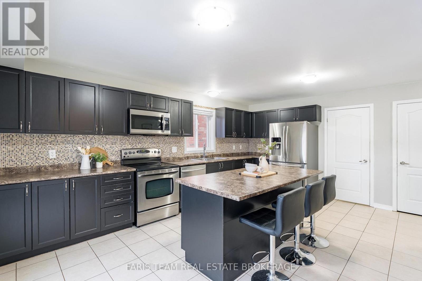 1373 Hunter Street, Innisfil, ON - Indoor Photo Showing Kitchen