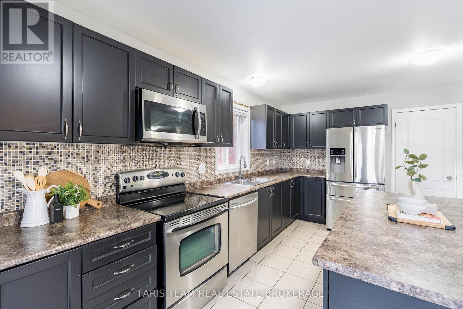 1373 Hunter Street, Innisfil, ON - Indoor Photo Showing Kitchen With Upgraded Kitchen
